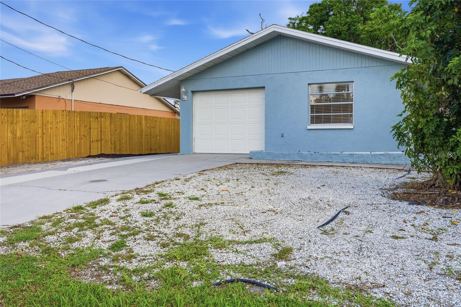 1915 Colleen St Property Photo 1