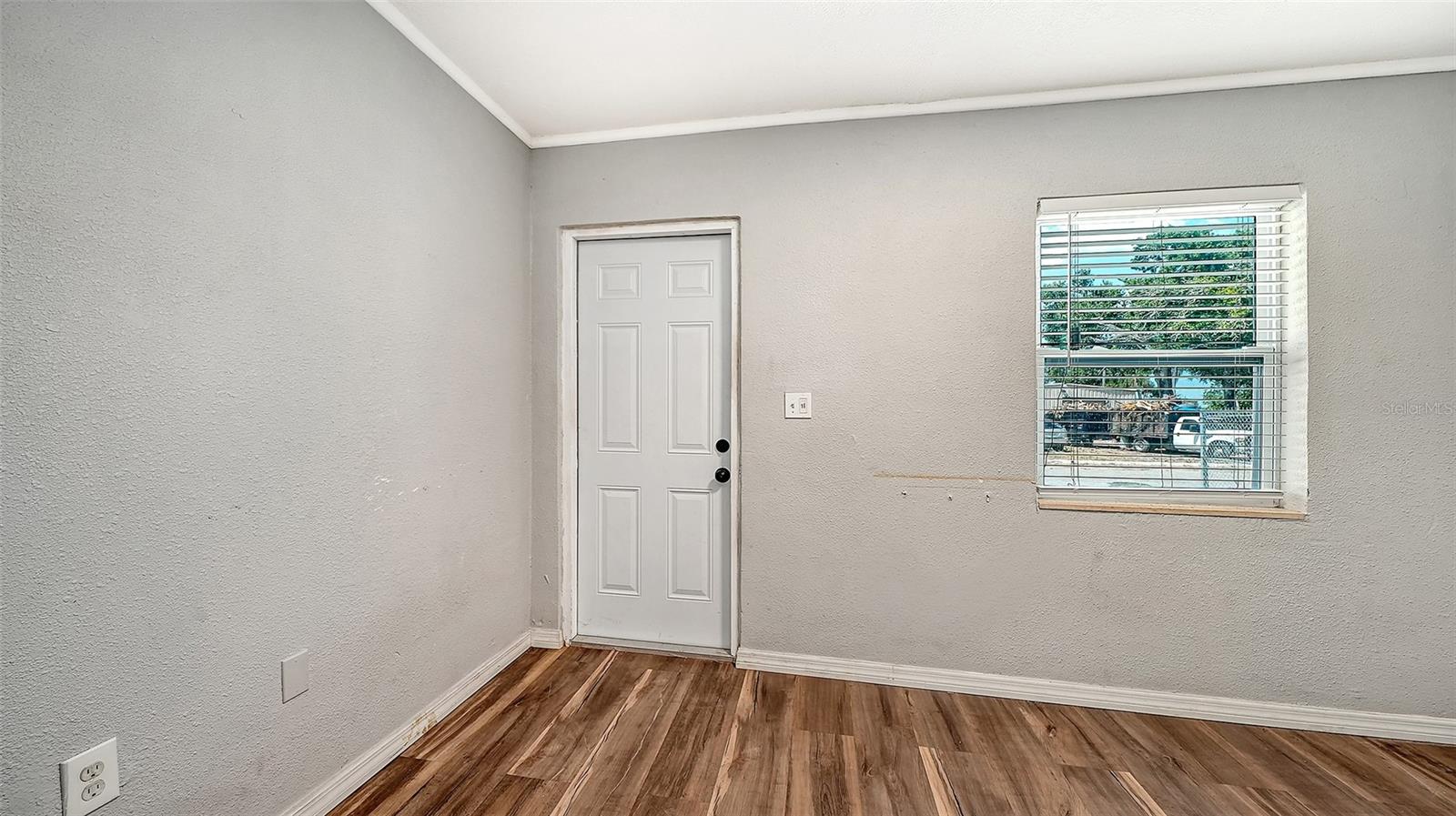 1004 27th Ave W Property Photo 5