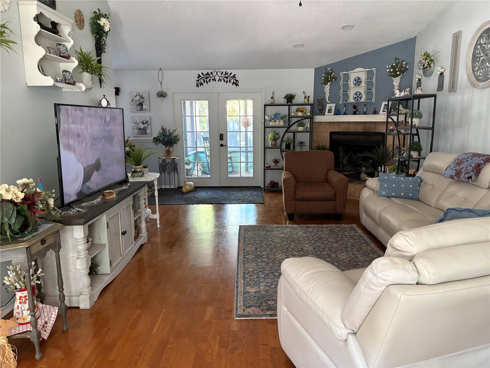 1910 S Park Ave Property Photo 2