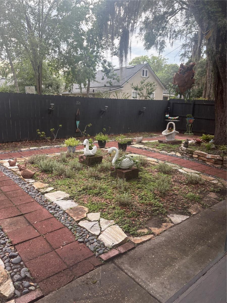 1910 S Park Ave Property Photo 17