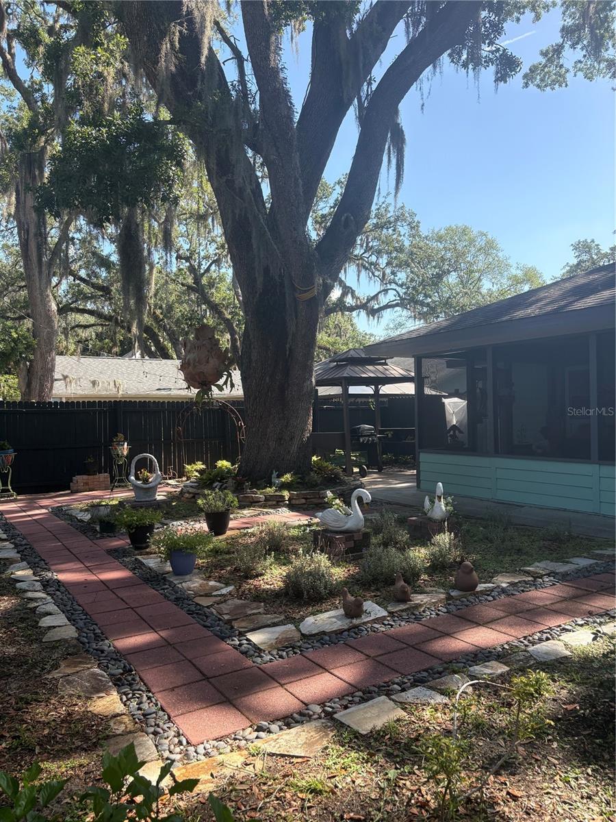 1910 S Park Ave Property Photo 18