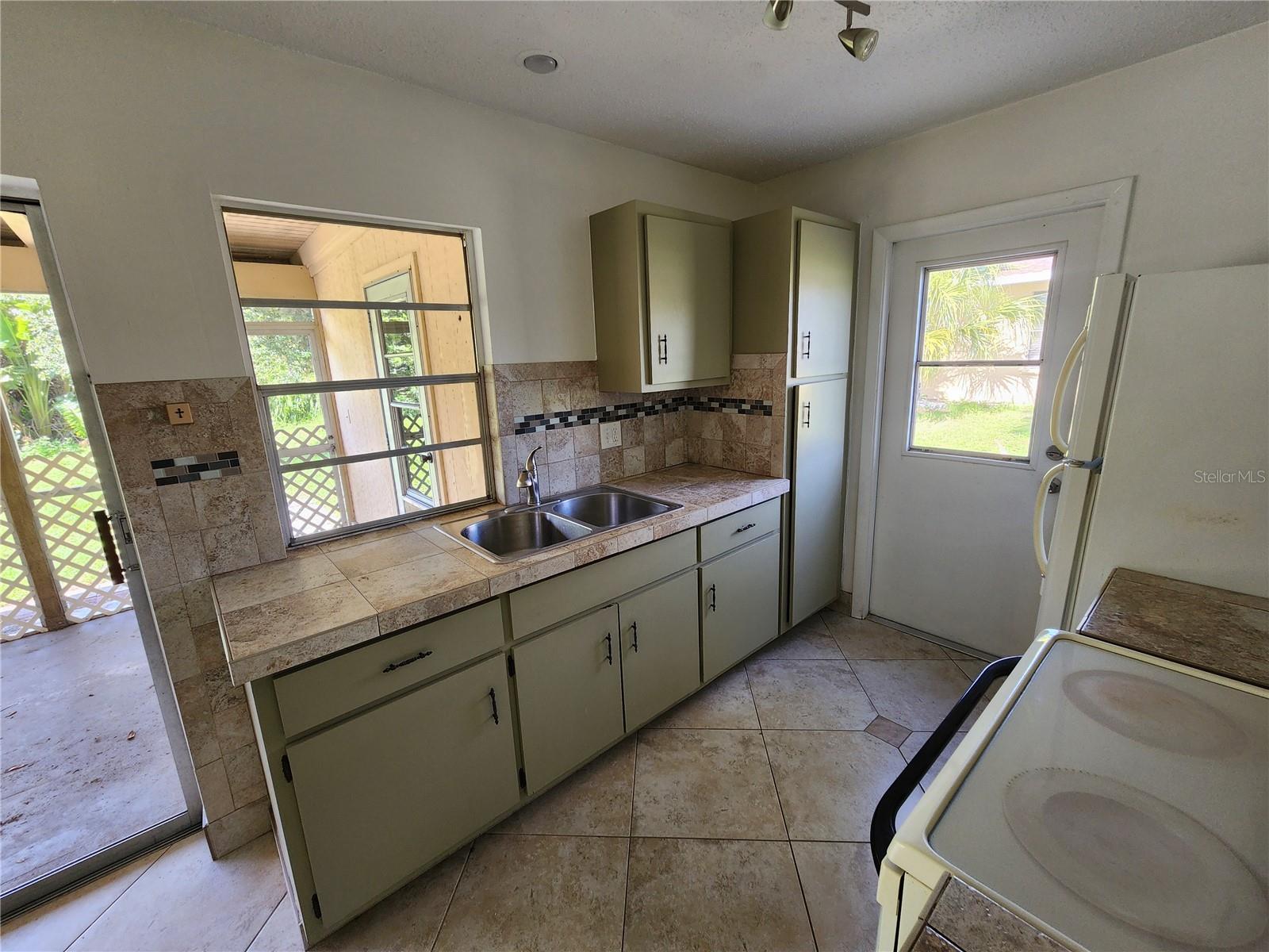 1225 Armsdale Ave Property Photo 9