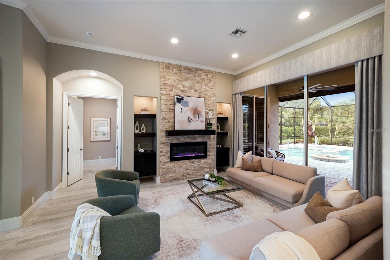 8122 Lone Tree Gln Property Photo 2