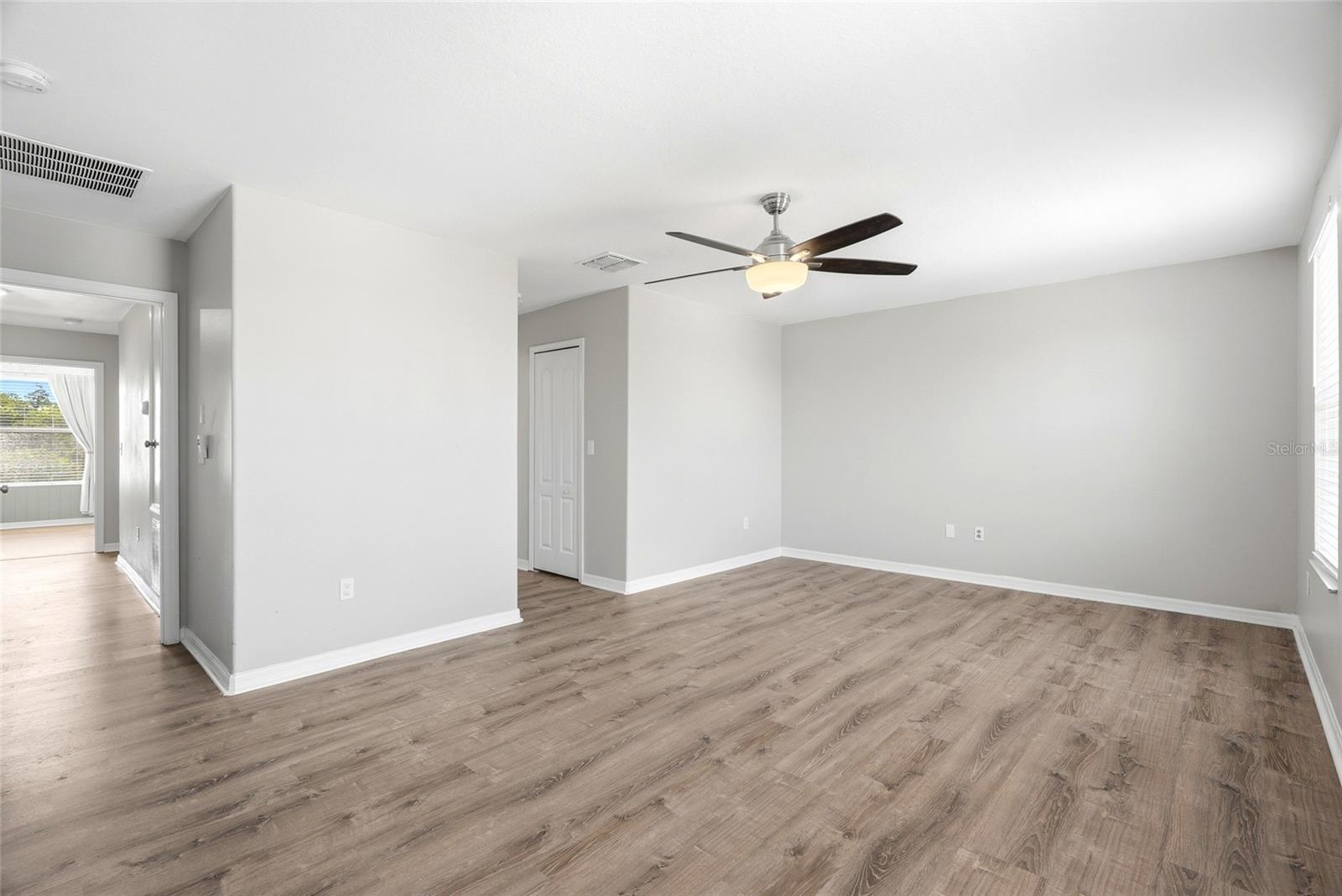 909 Meadow Glade Dr Property Photo 32