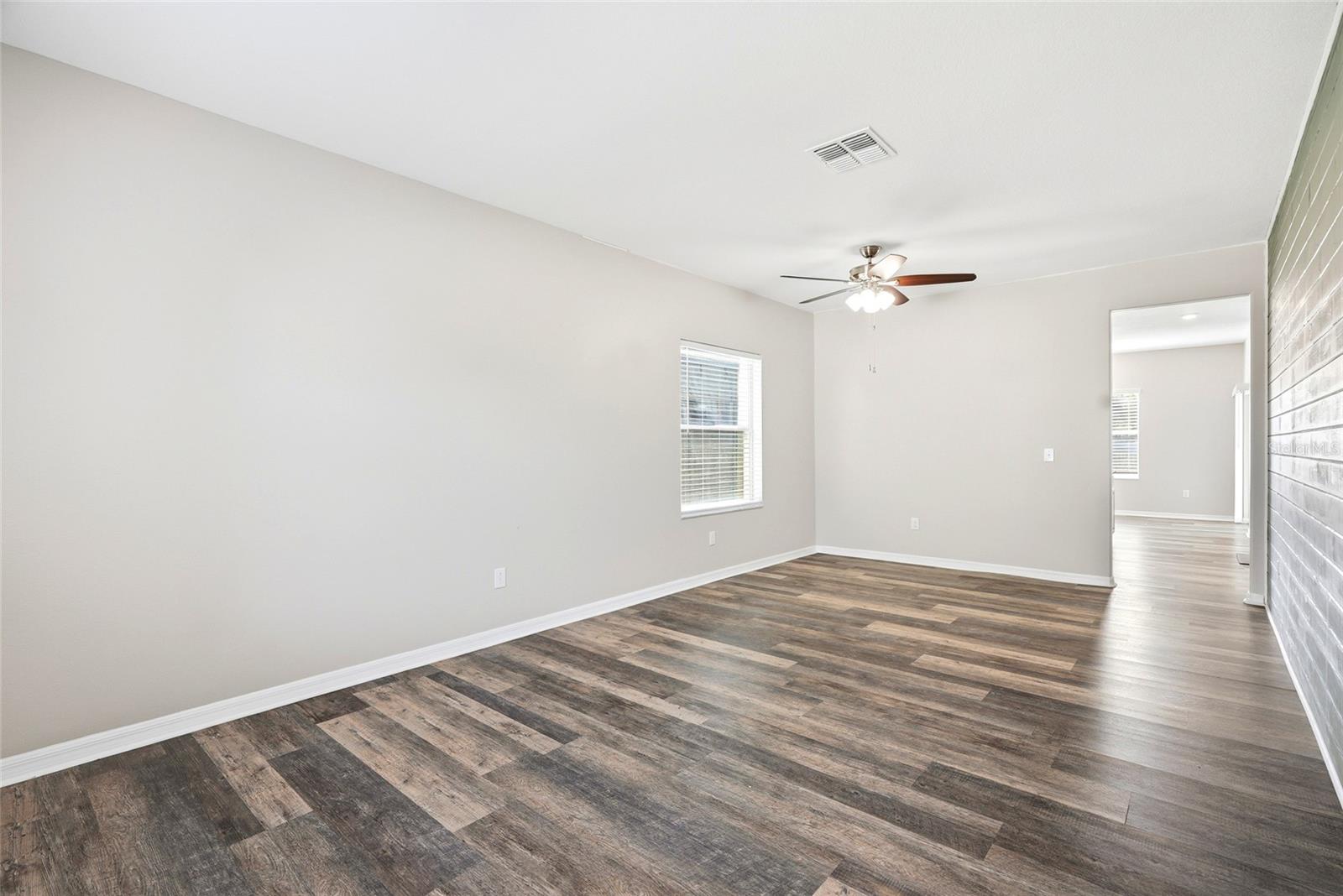 909 Meadow Glade Dr Property Photo 33
