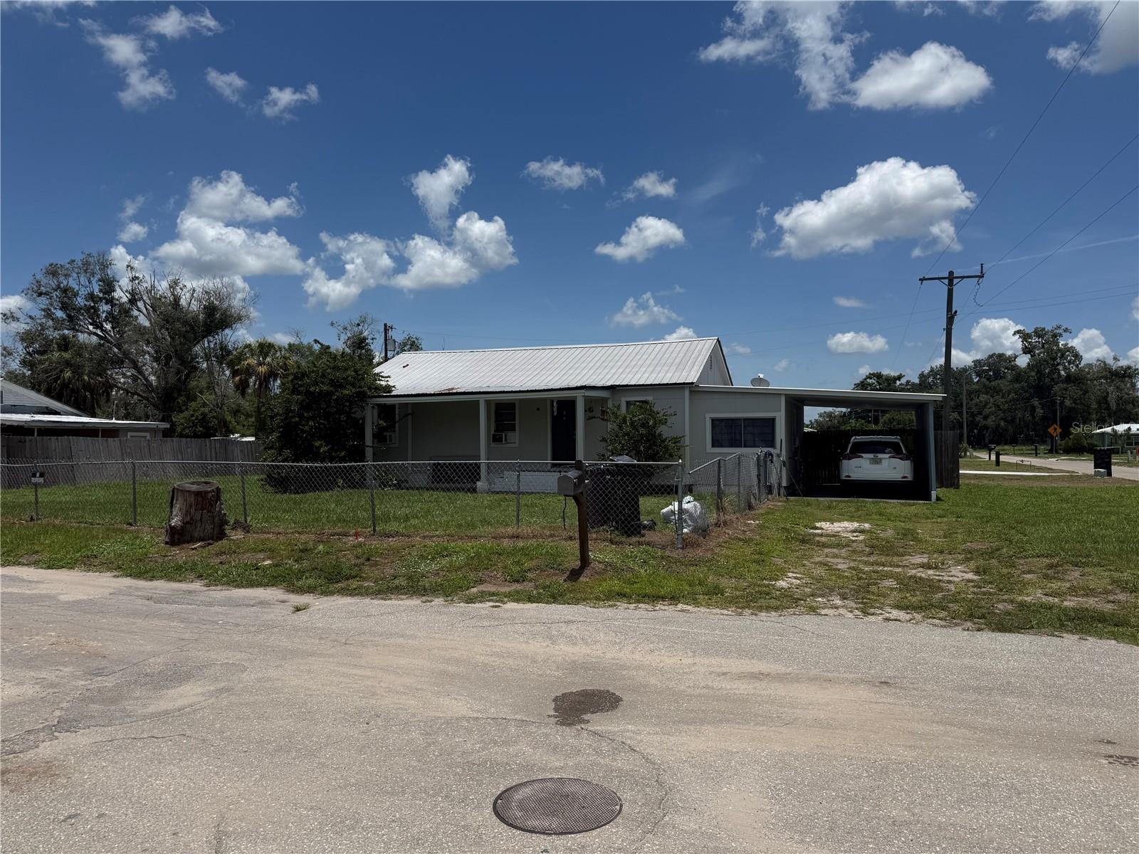 326 E Whidden St Property Photo 2