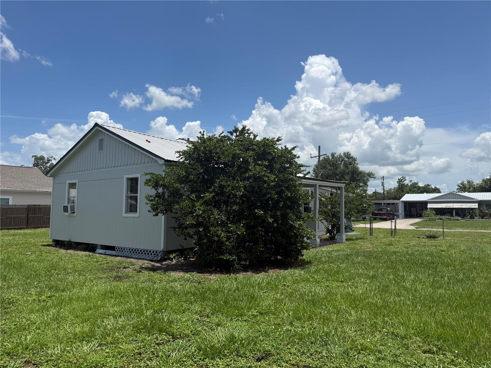 326 E Whidden St Property Photo 5