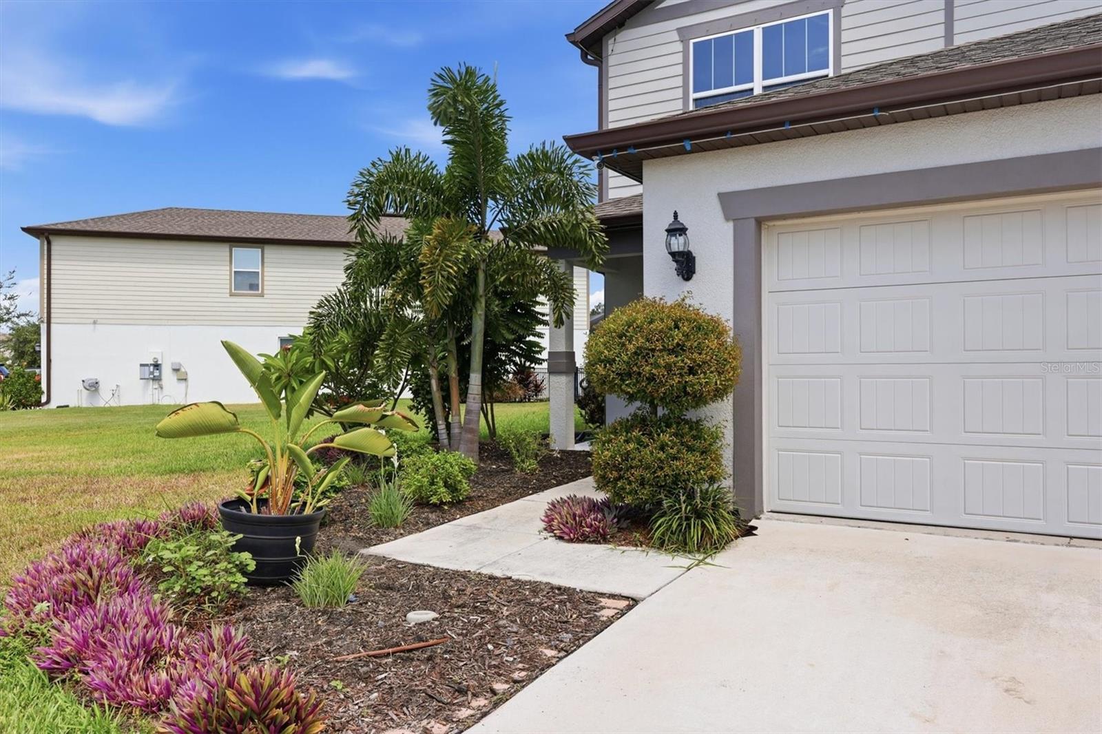 9108 Royal River Cir Property Photo 2