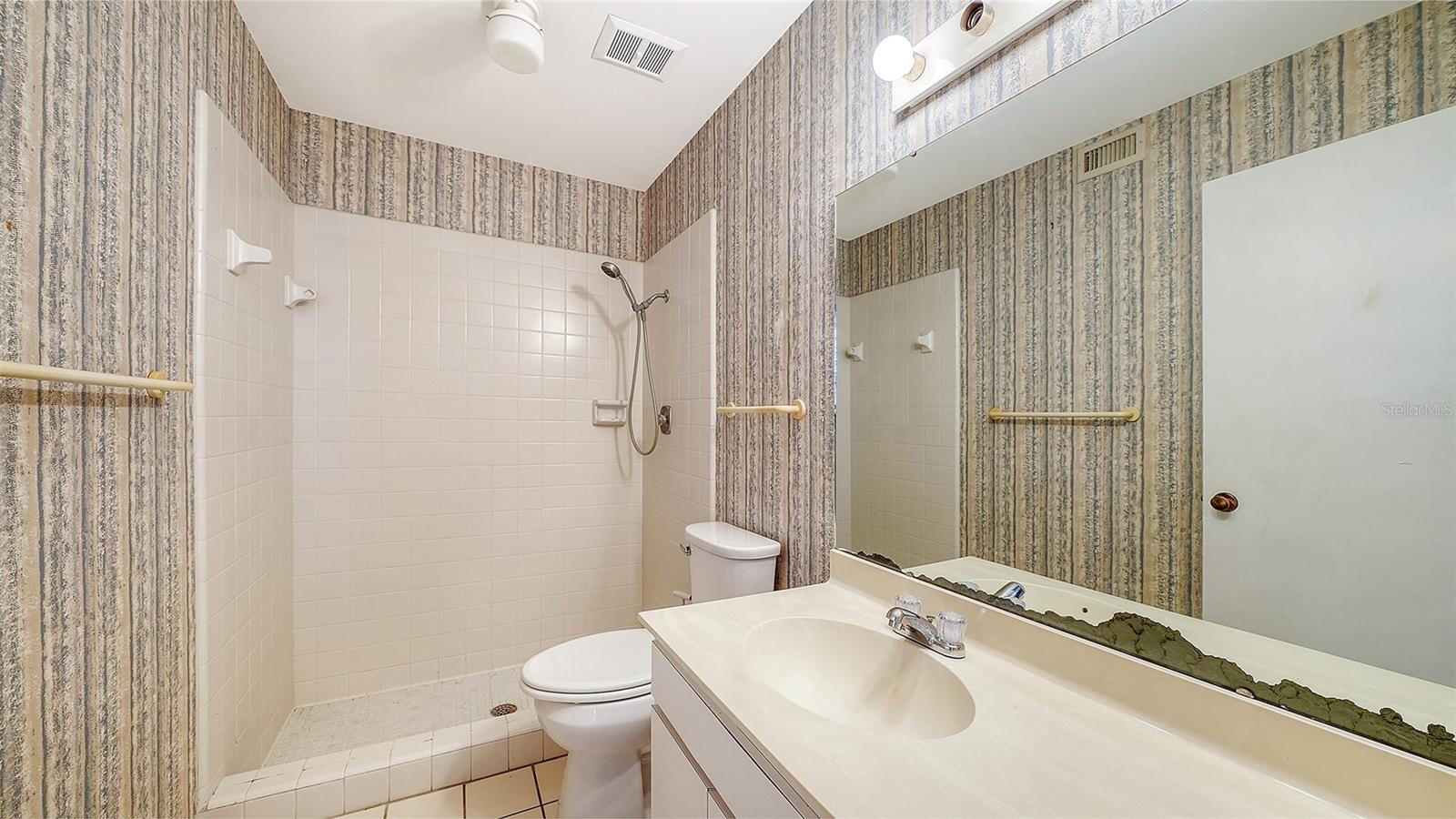 664 Woodlawn Dr Property Photo 24