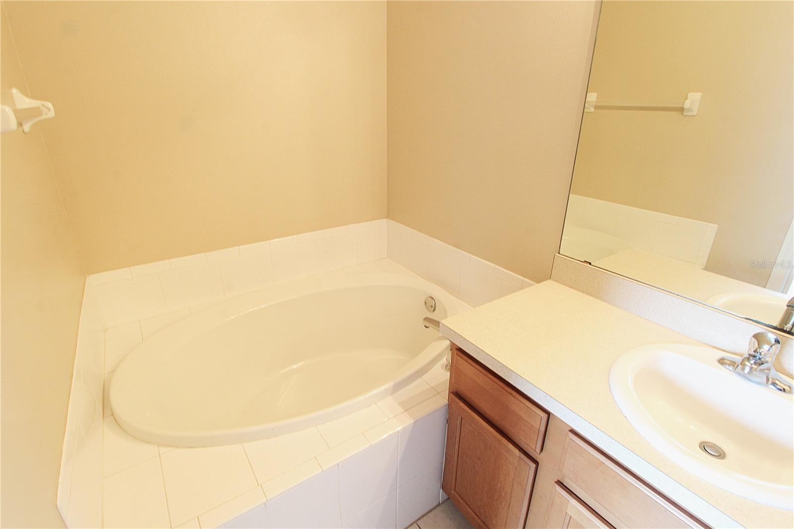 4011 Burlwood Rd Property Photo 11