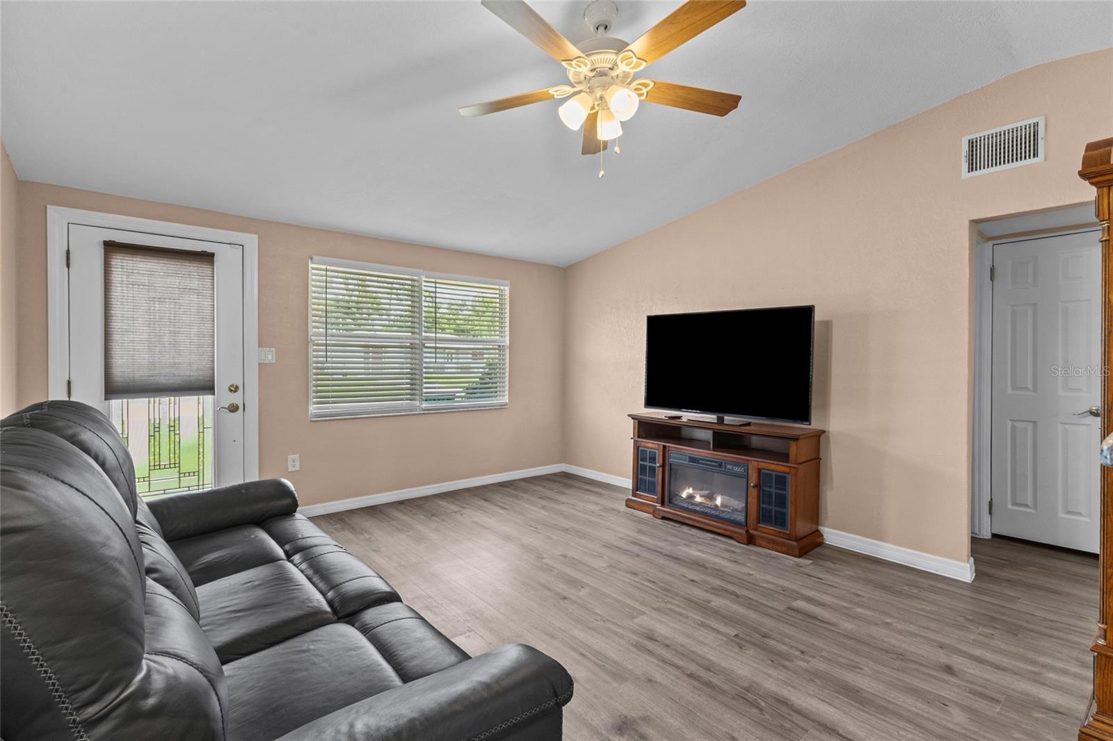 4065 Asbury Pl Property Photo 4
