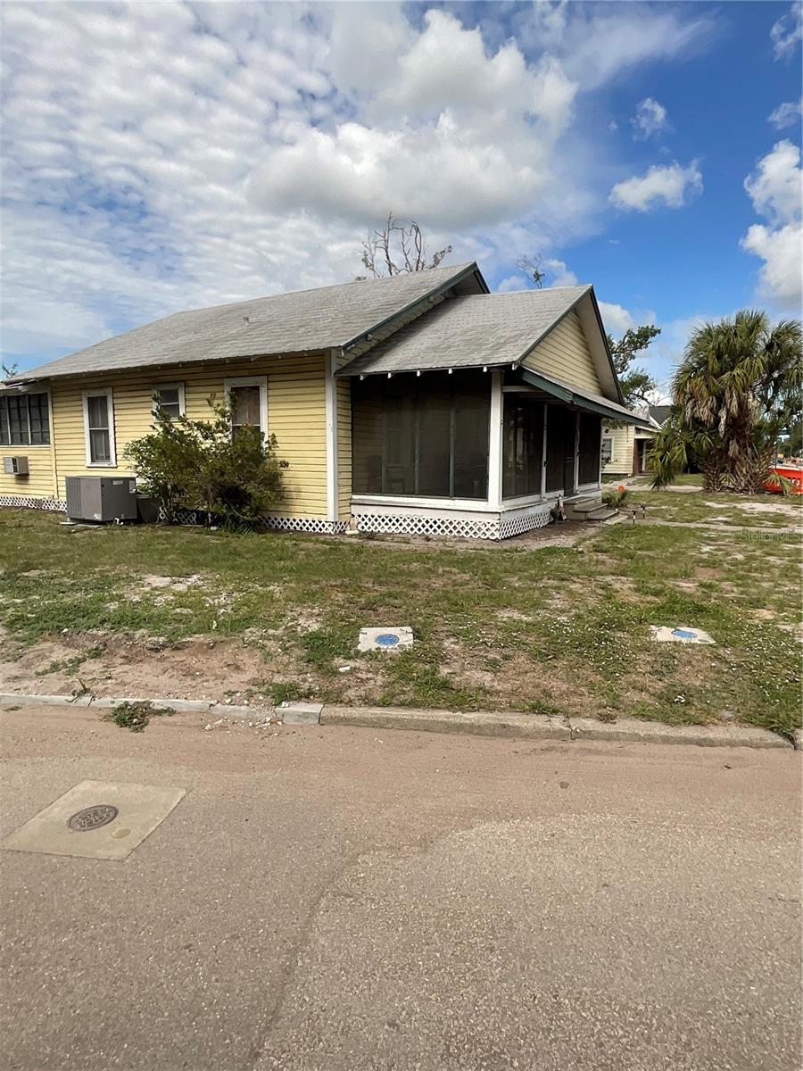 628 E Magnolia St Property Photo 1