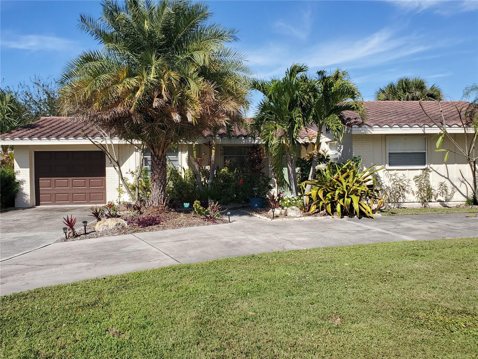 2745 CARDWELL WAY Property Photo 1