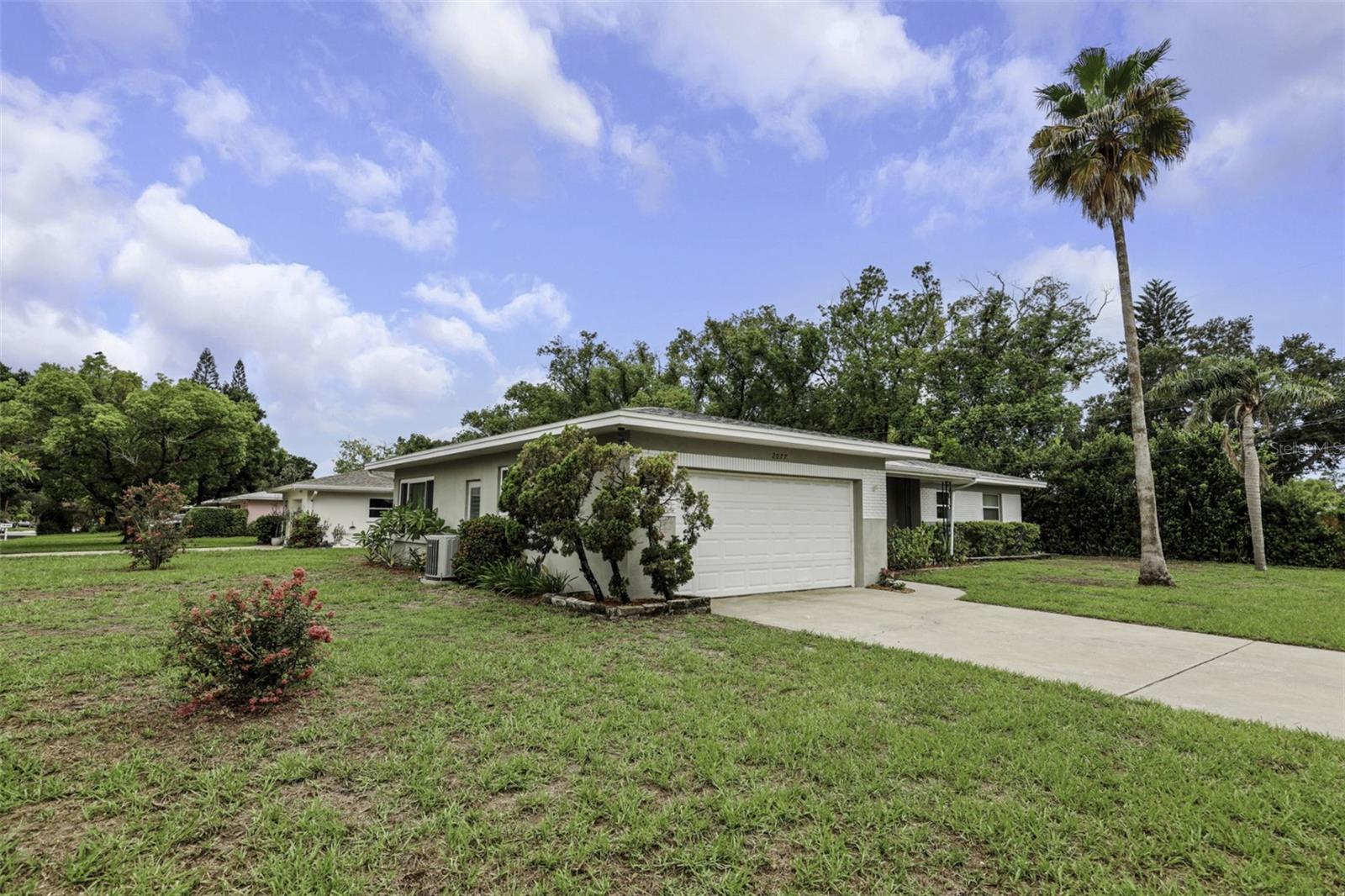 2077 Druid Rd E Property Photo 5