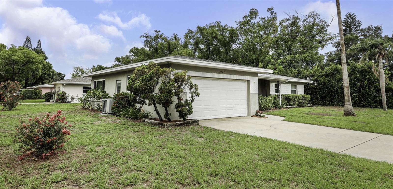 2077 Druid Rd E Property Photo 6