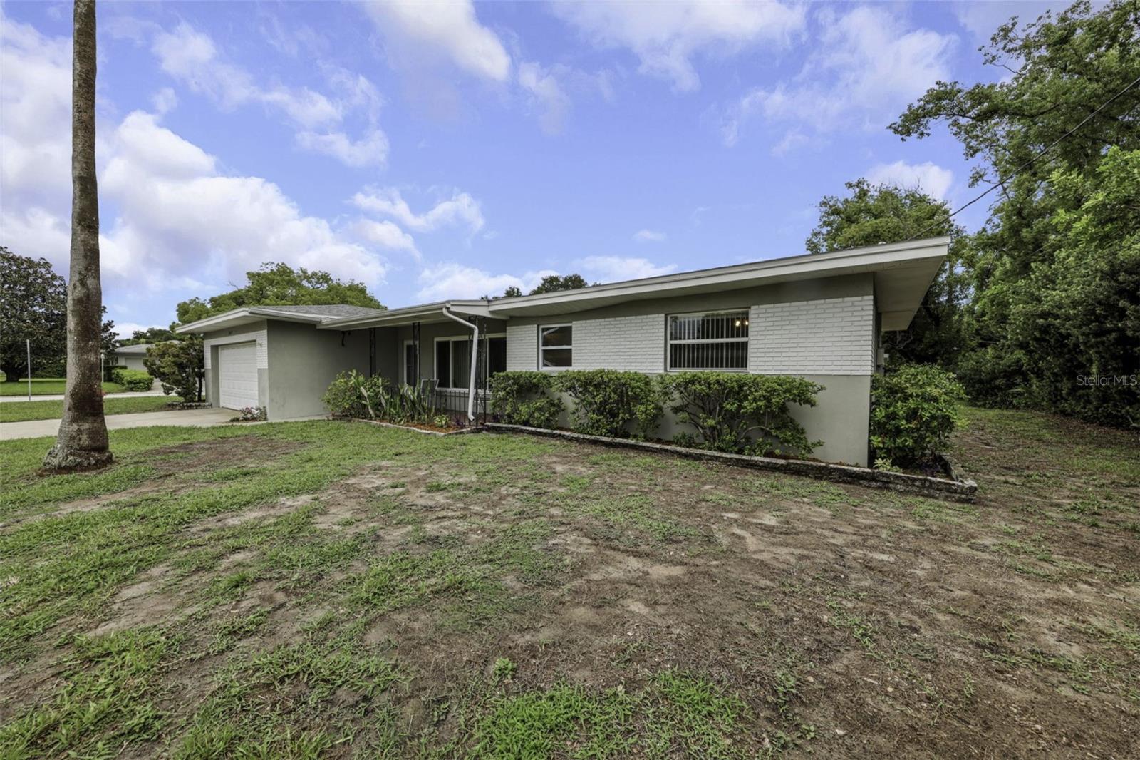 2077 Druid Rd E Property Photo 8