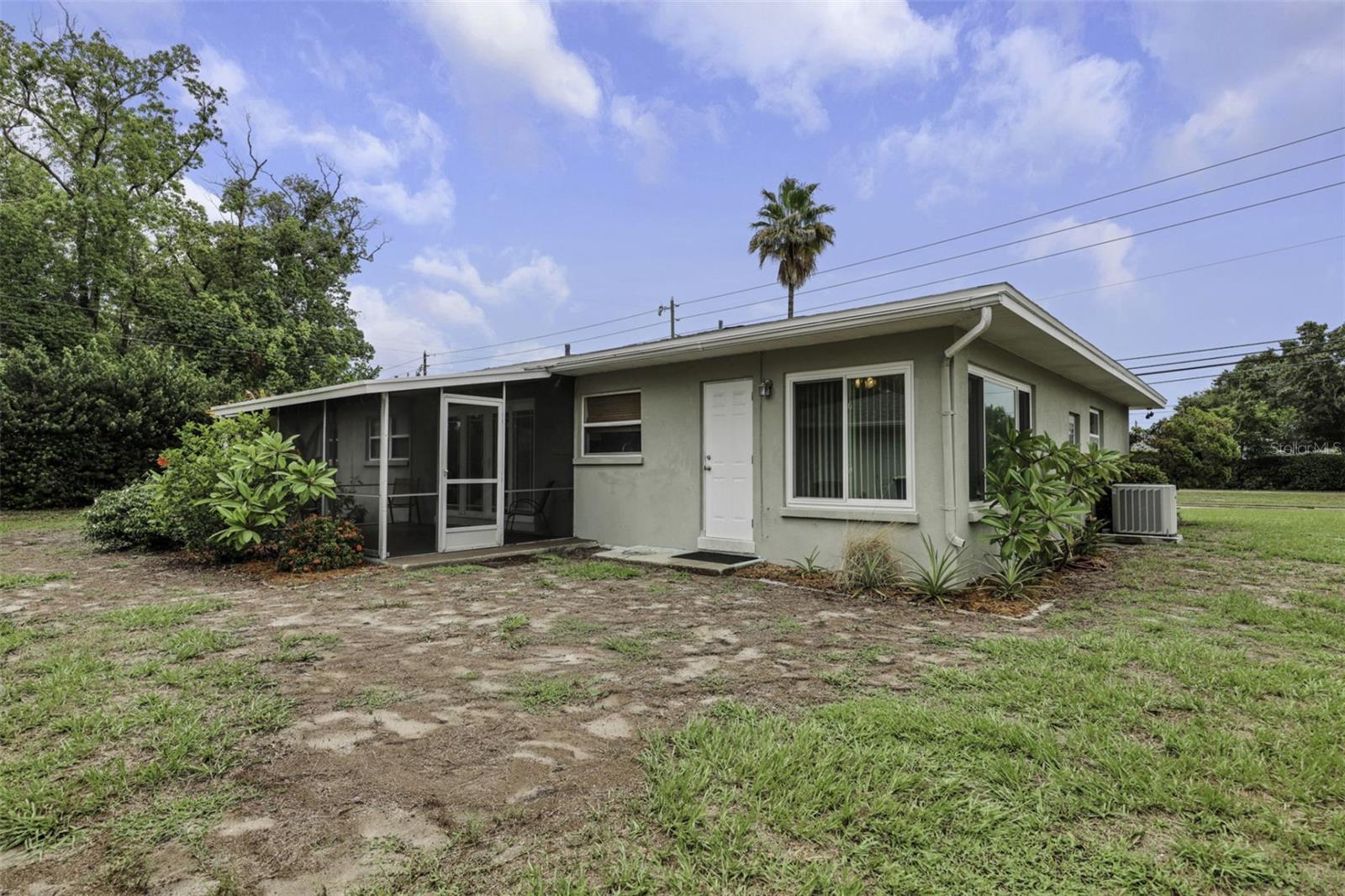 2077 Druid Rd E Property Photo 12