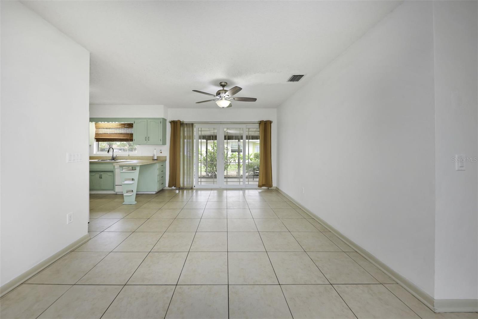 2077 Druid Rd E Property Photo 17