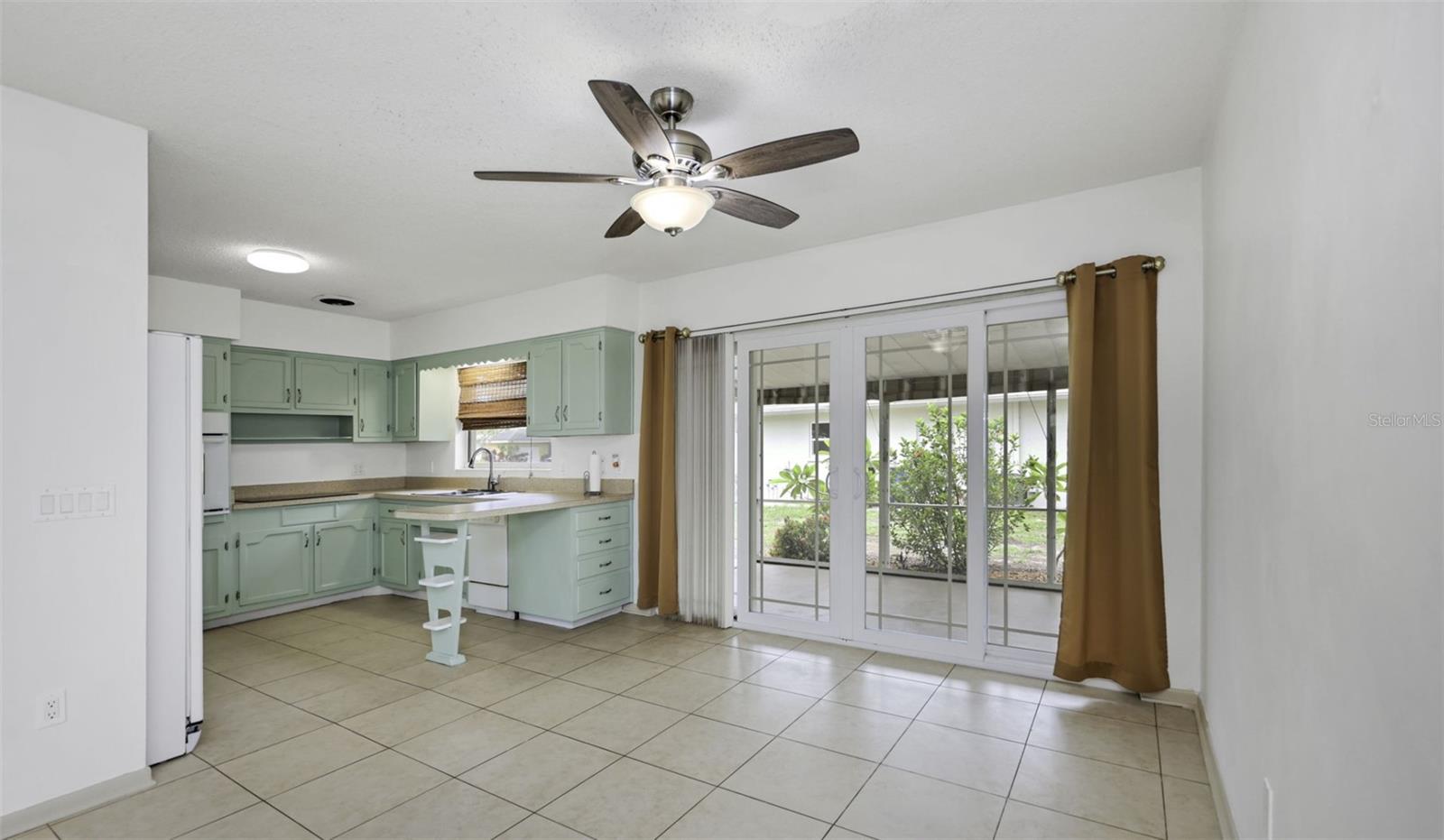 2077 Druid Rd E Property Photo 23