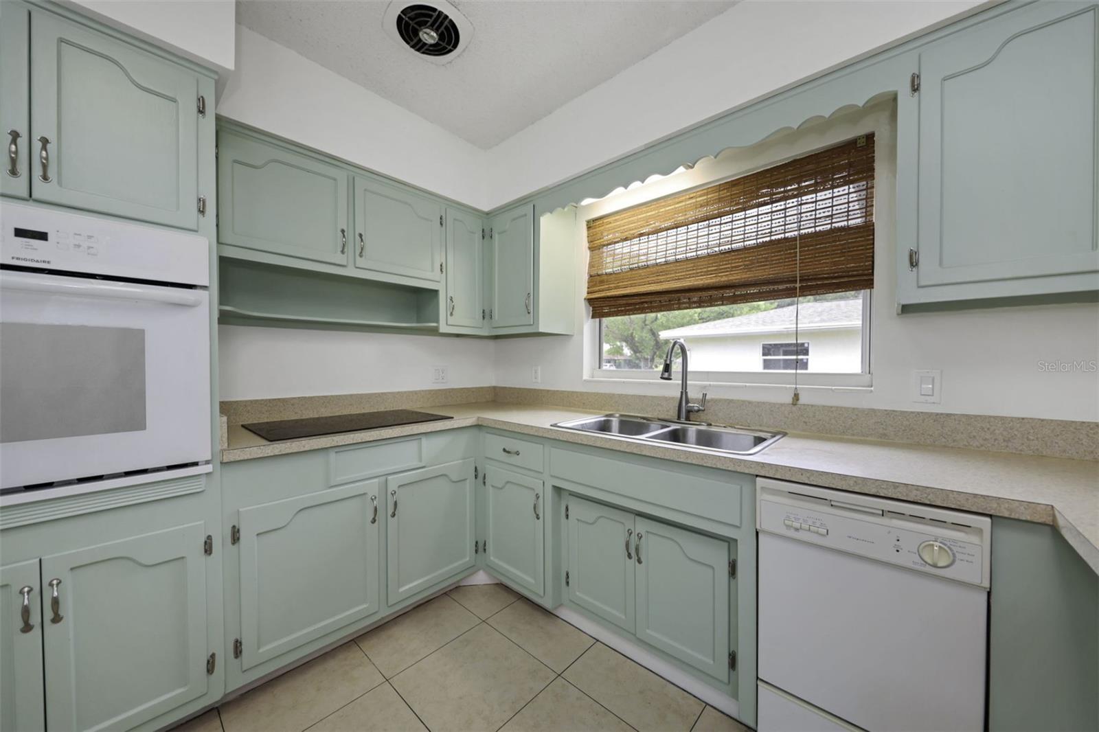 2077 Druid Rd E Property Photo 31
