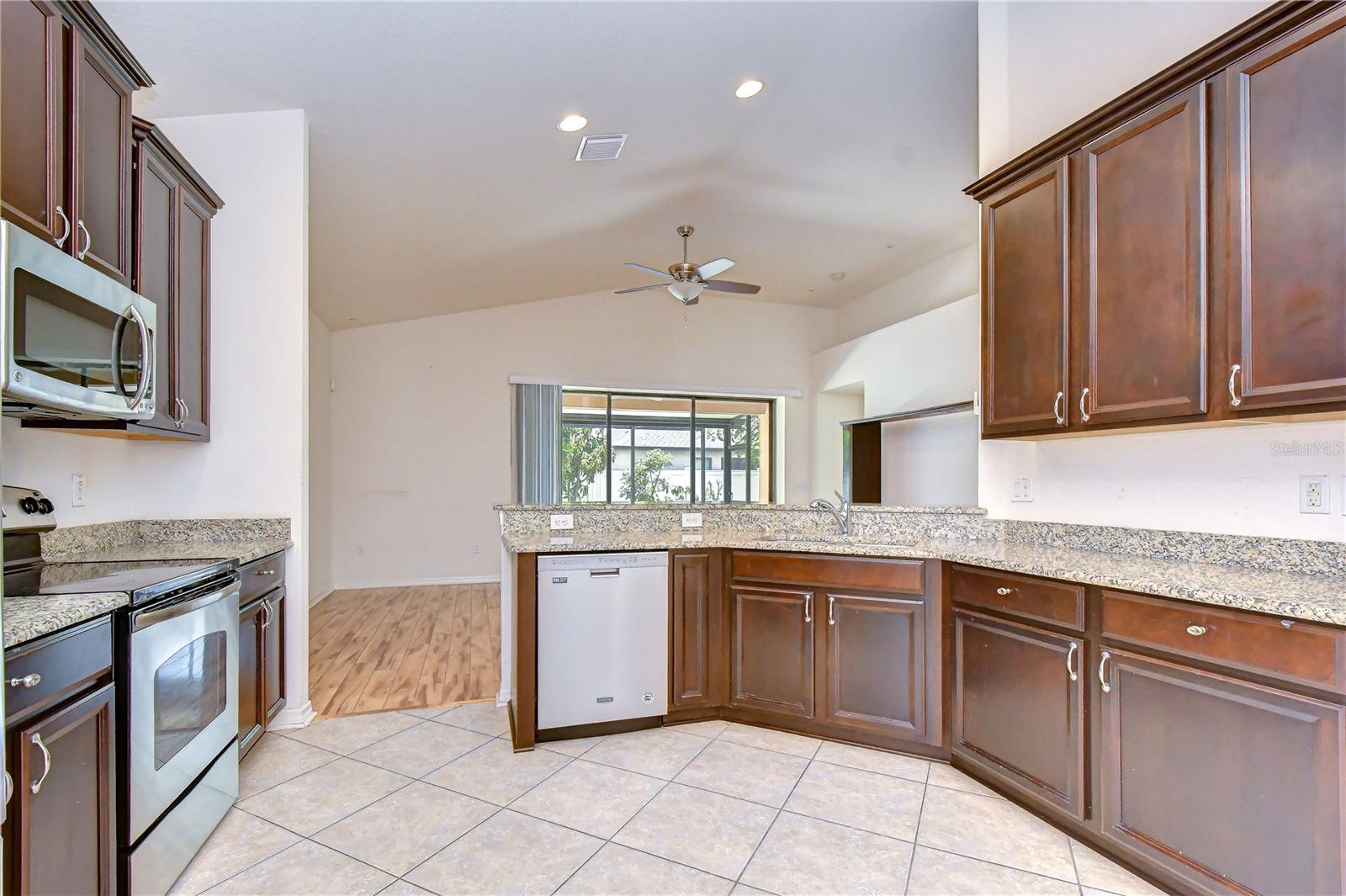 8443 White Poplar Dr Property Photo 32