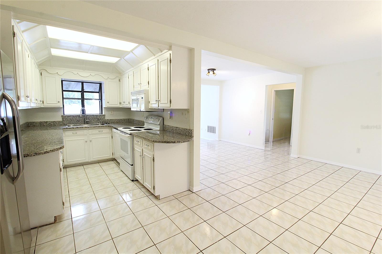 2516 E Milmar Dr Property Photo 3