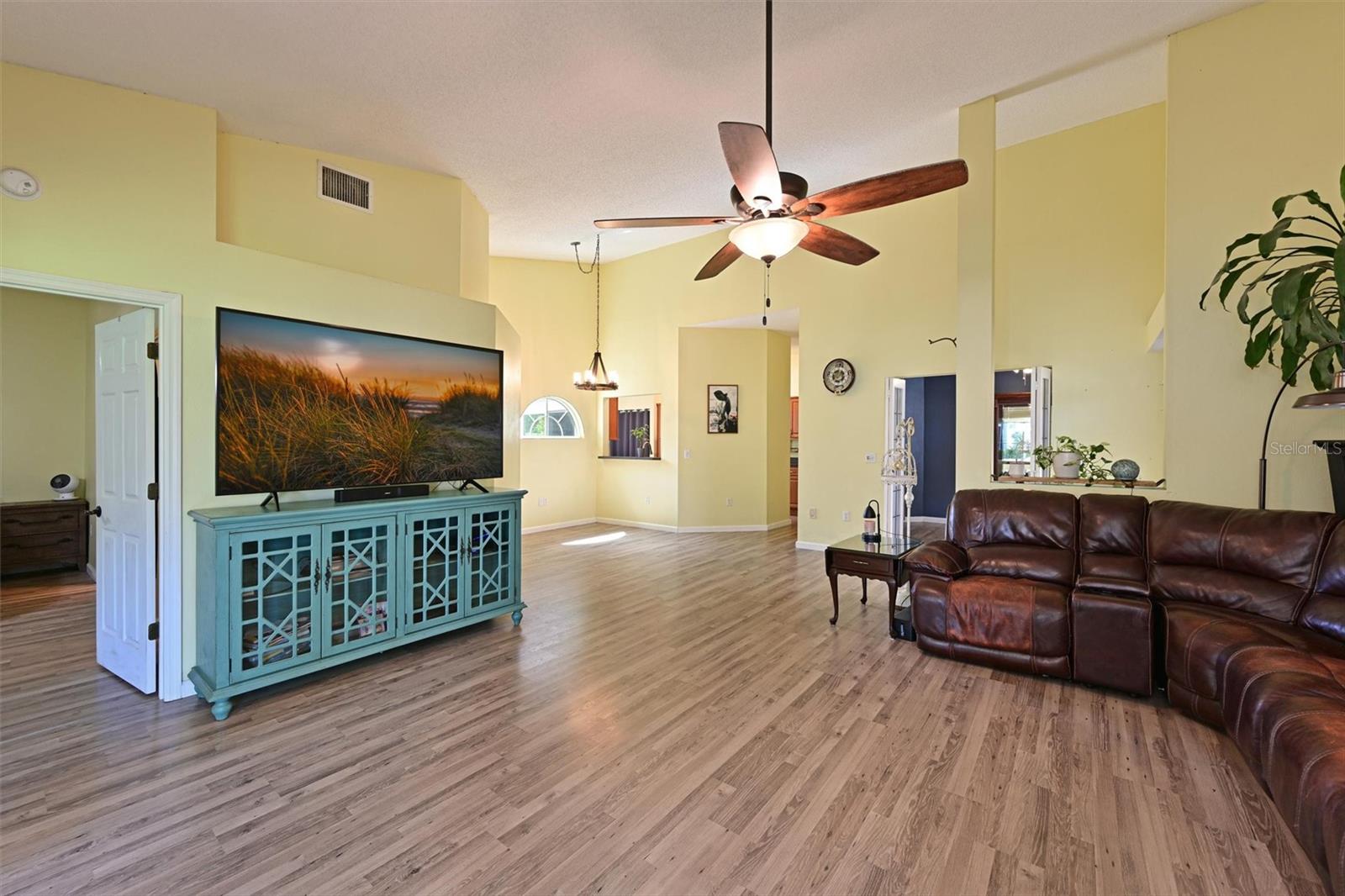 4427 Murfield Dr E Property Photo 6