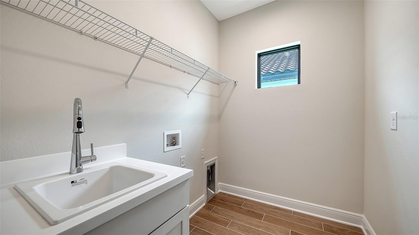 333 Potenza Loop Property Photo 36