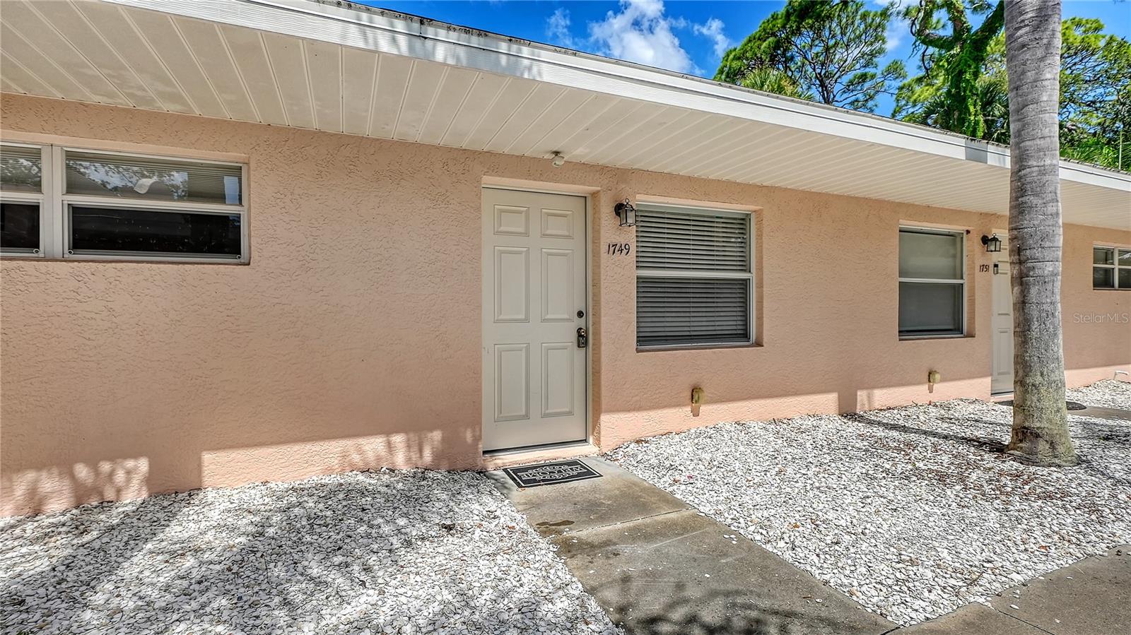 1749 Hillview St #1 Property Photo 2