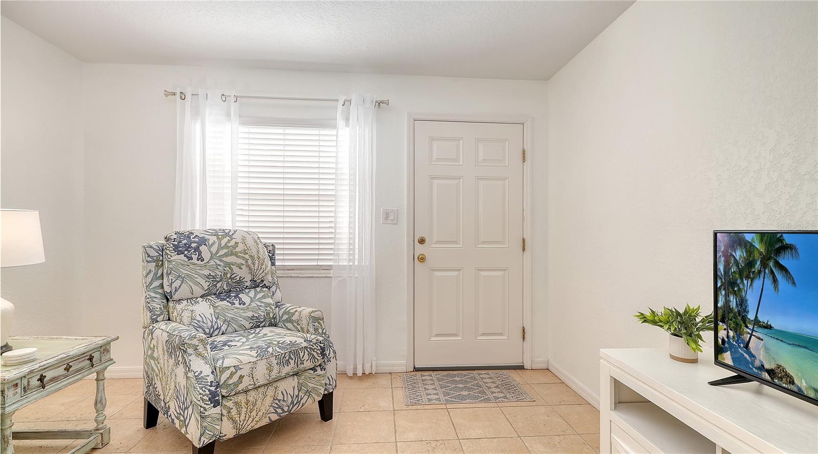 1749 Hillview St #1 Property Photo 4
