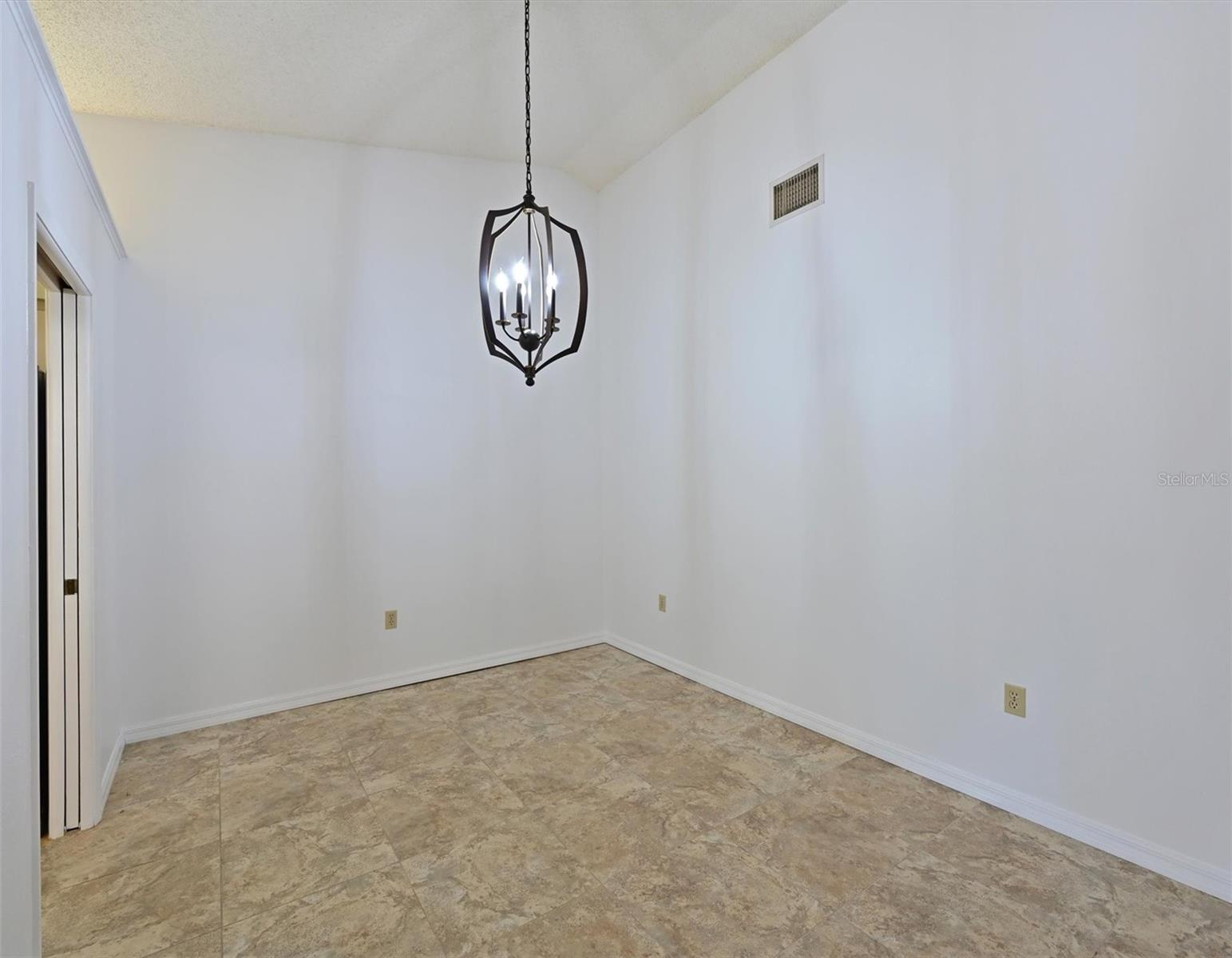 5506 37th St E #4 Property Photo 8