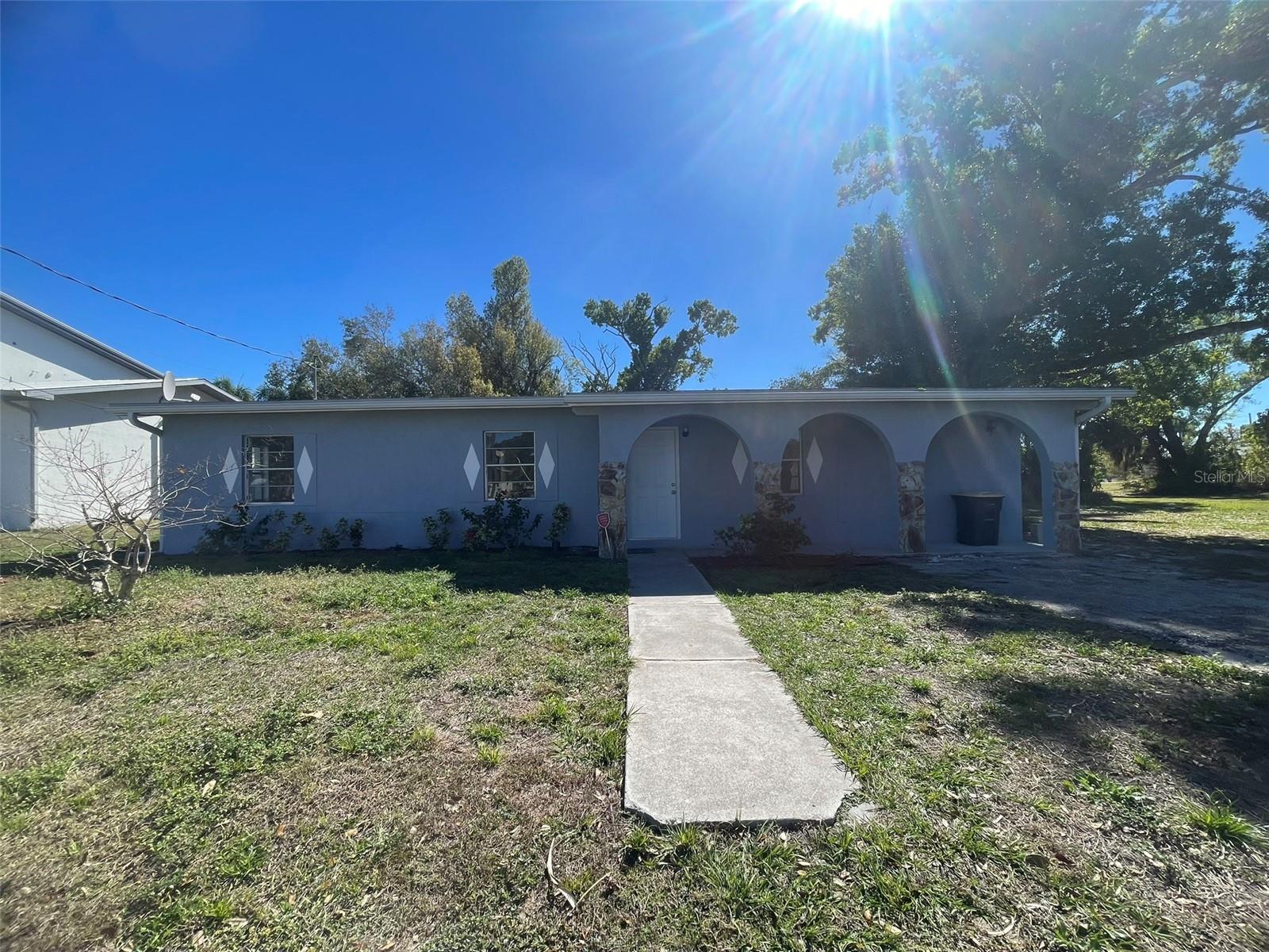 525 E HELEN AVE Property Photo 1