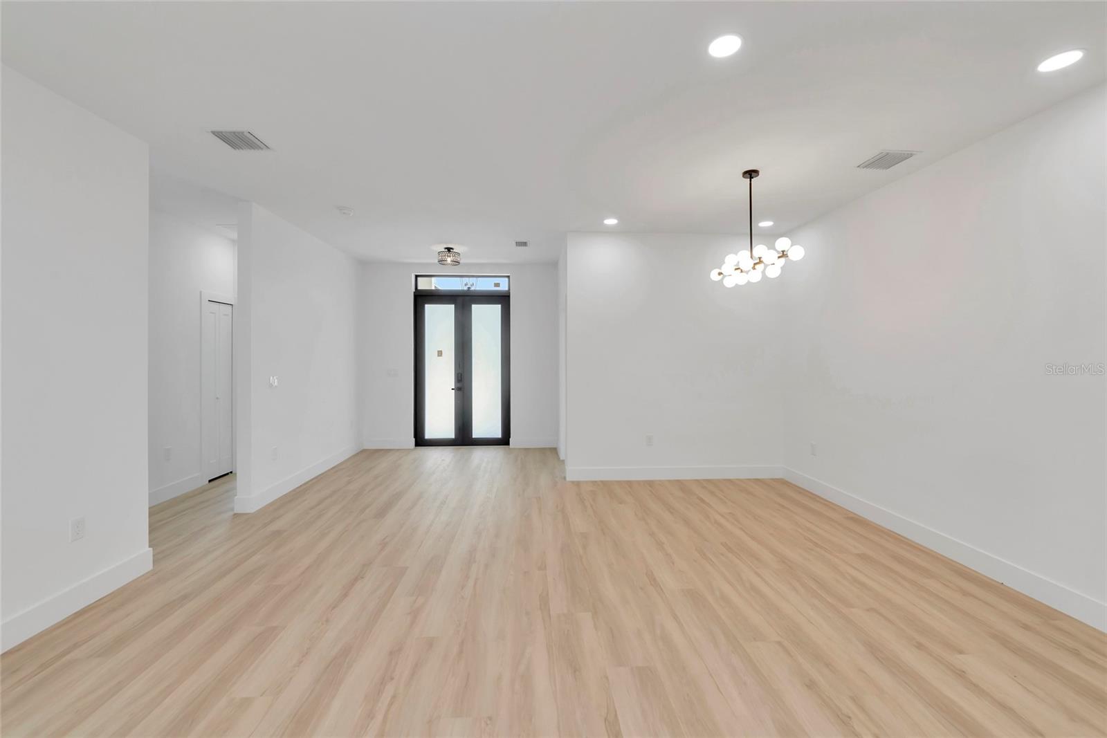 1274 Ronald St Property Photo 5