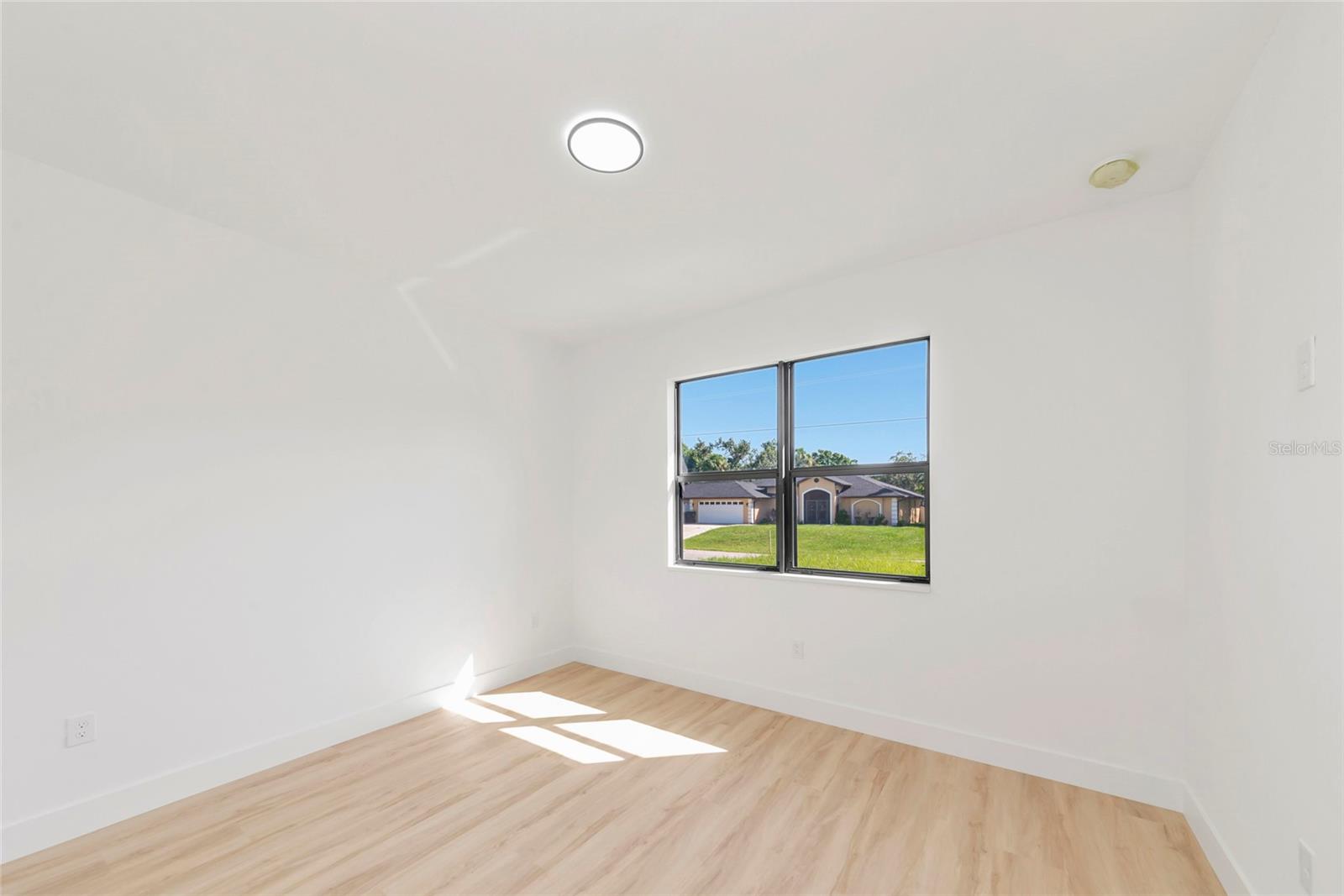 1274 Ronald St Property Photo 24