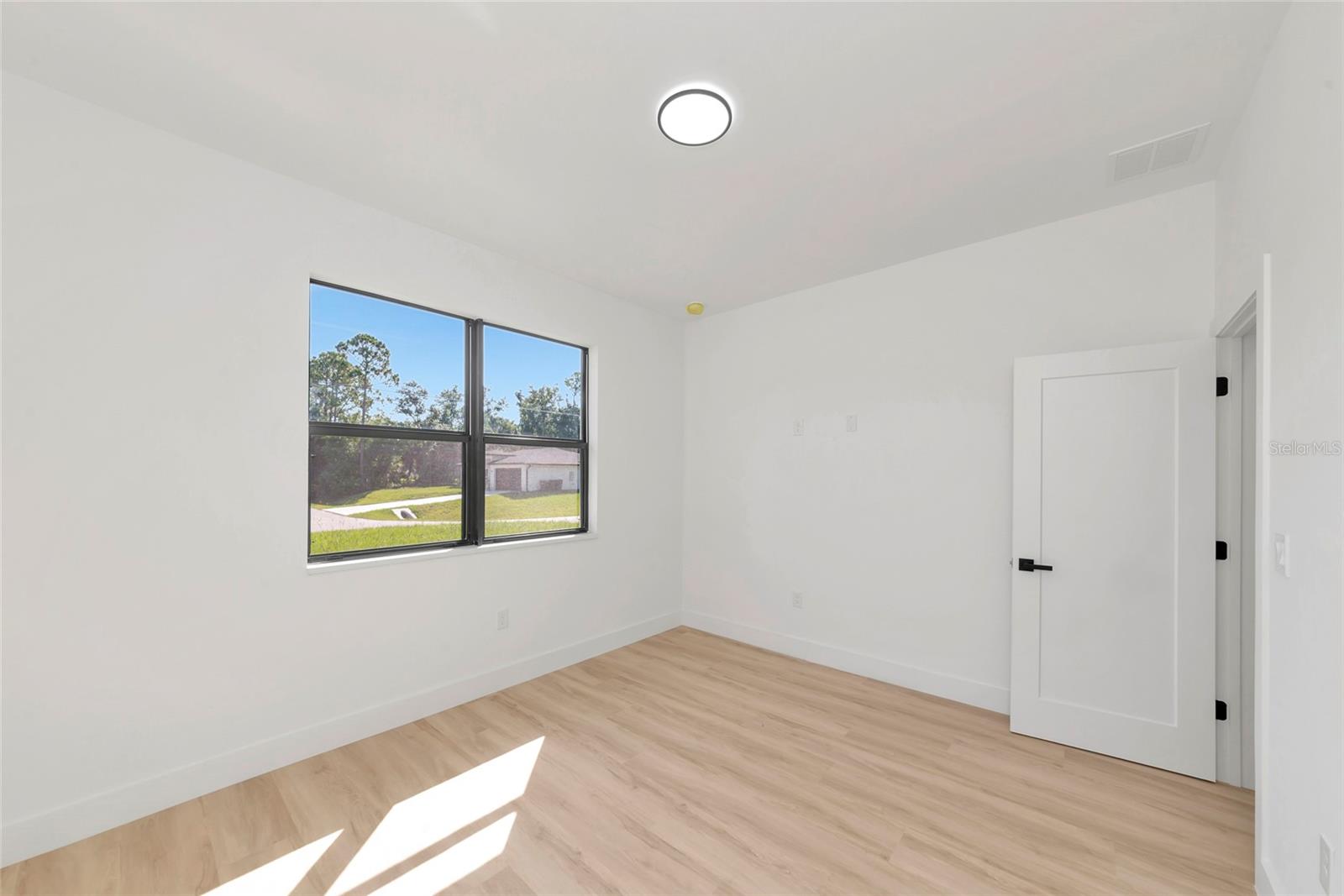 1274 Ronald St Property Photo 25
