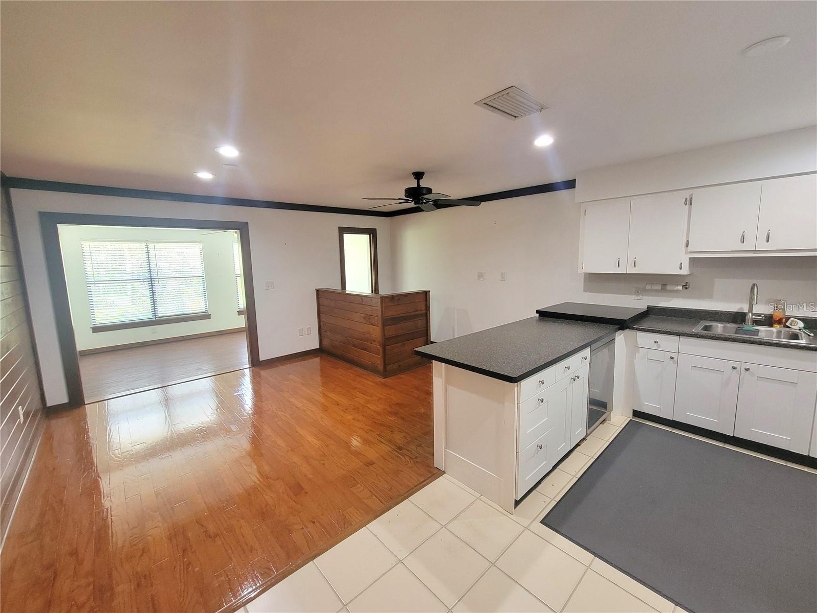 306 63rd St #b Property Photo 8