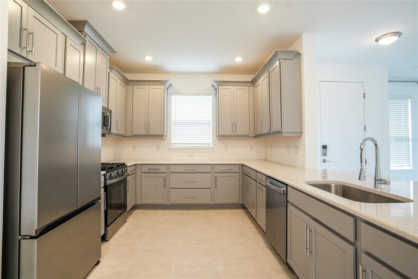 16117 Isola Pl Property Photo 5