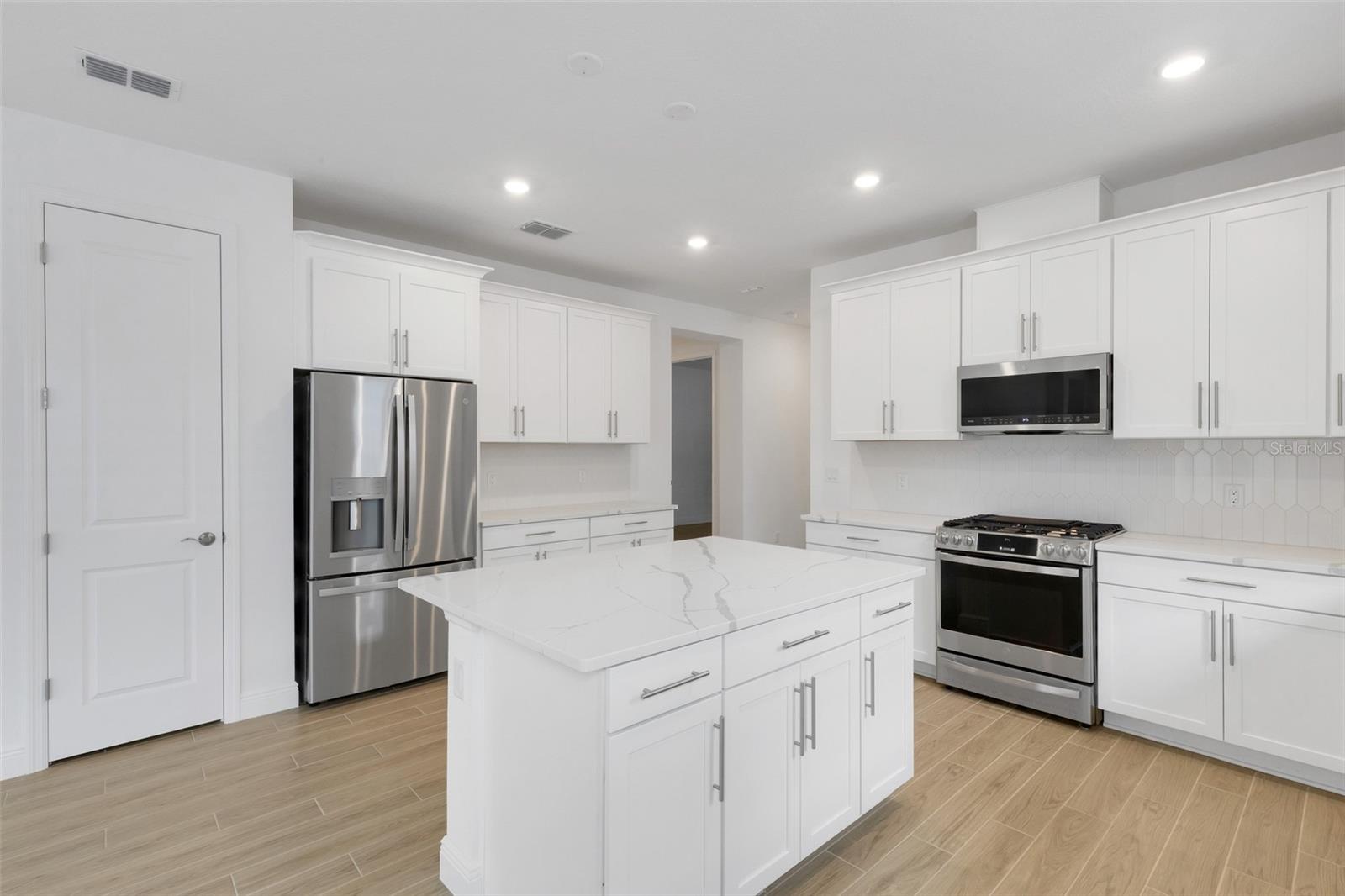 18135 Cherished Loop Property Photo 4