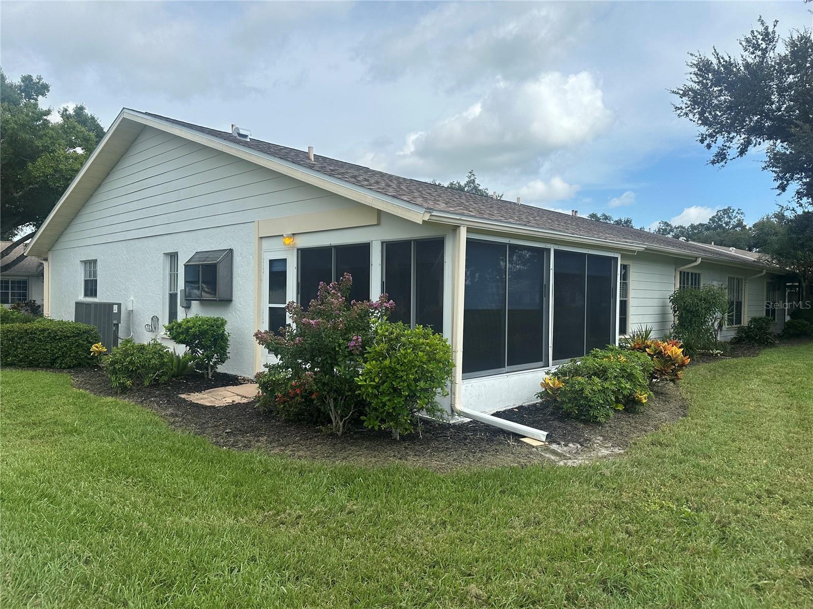 4242 Oakhurst Cir E Property Photo 2