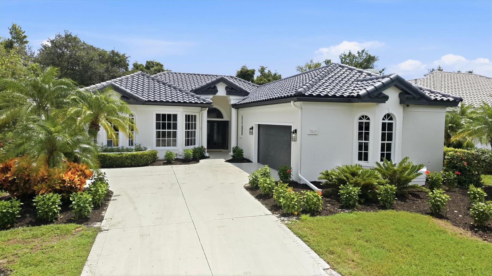 7825 Wilton Crescent Cir Property Photo 1