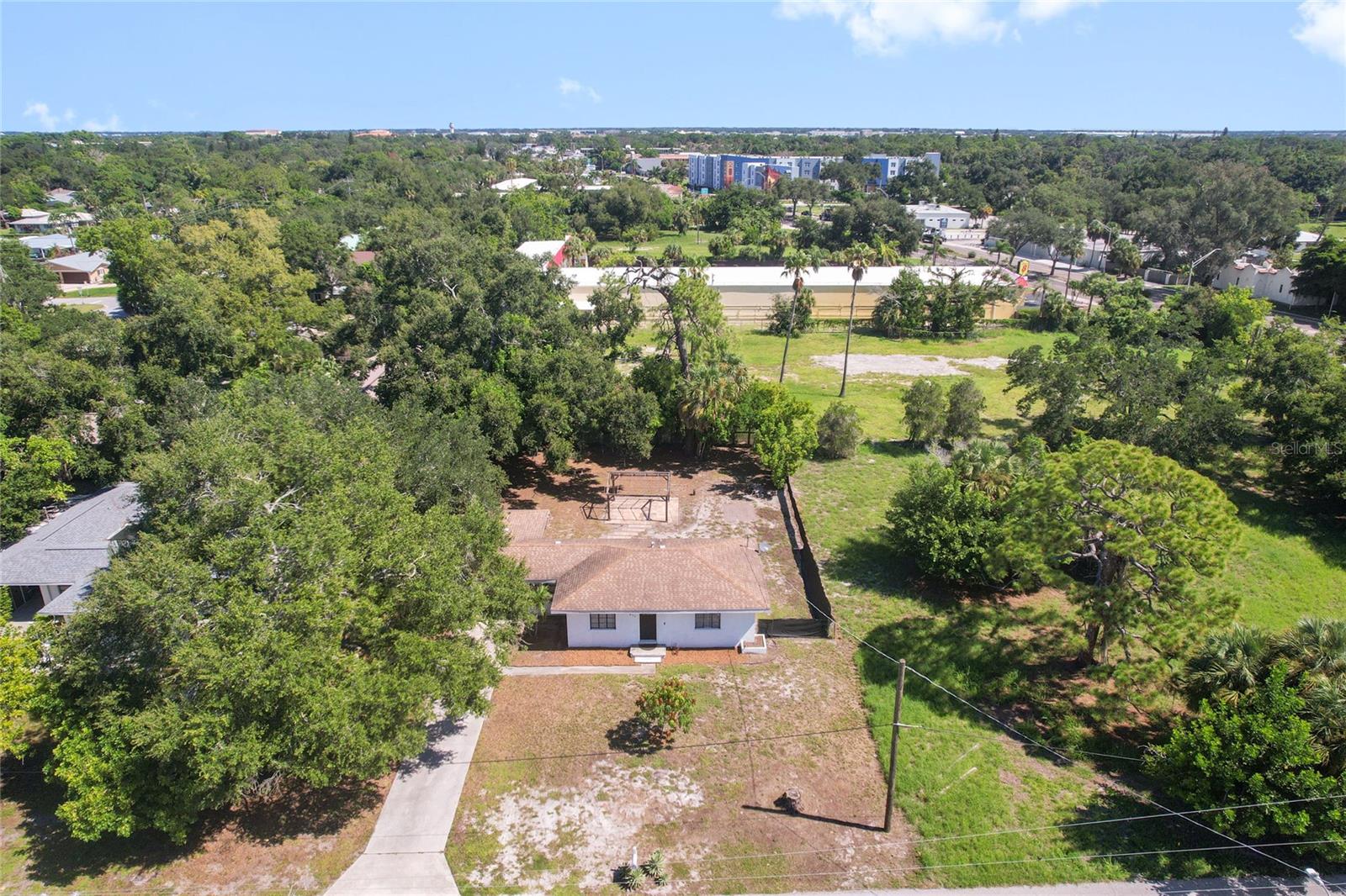 839 42nd St Property Photo 3
