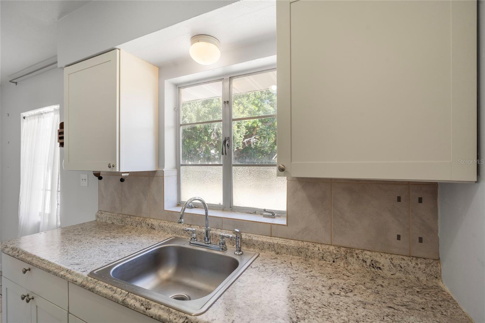 839 42nd St Property Photo 18