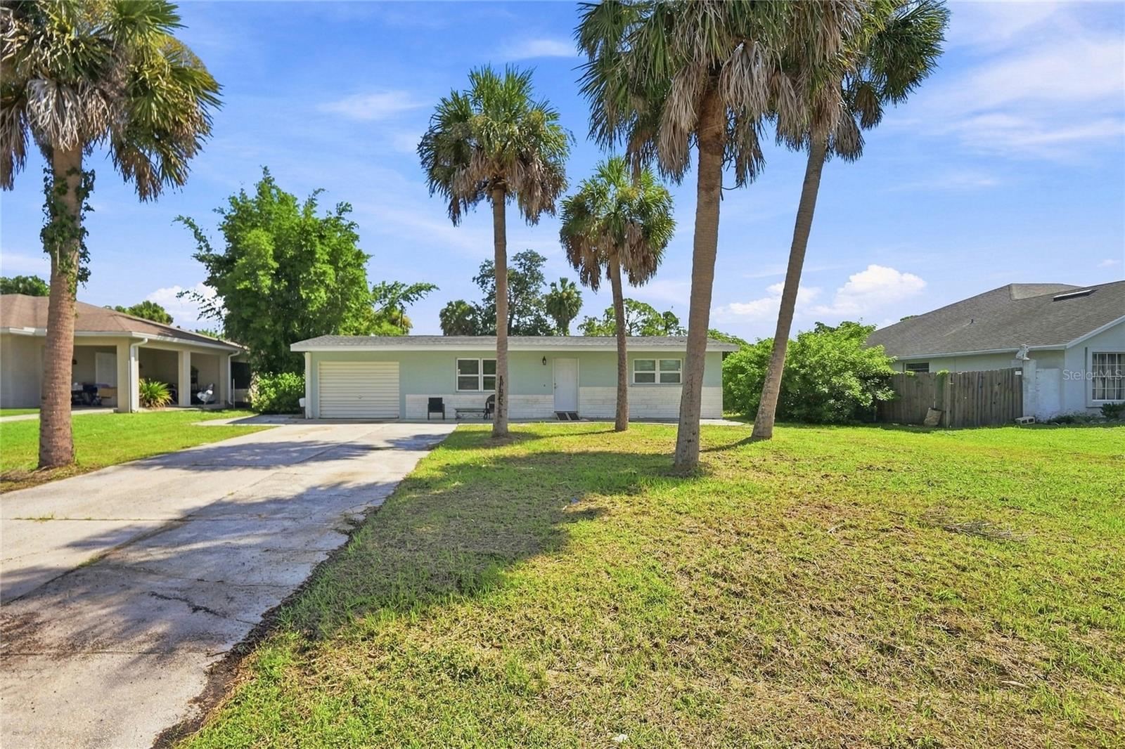 2618 Lakeshore Cir Property Photo 2