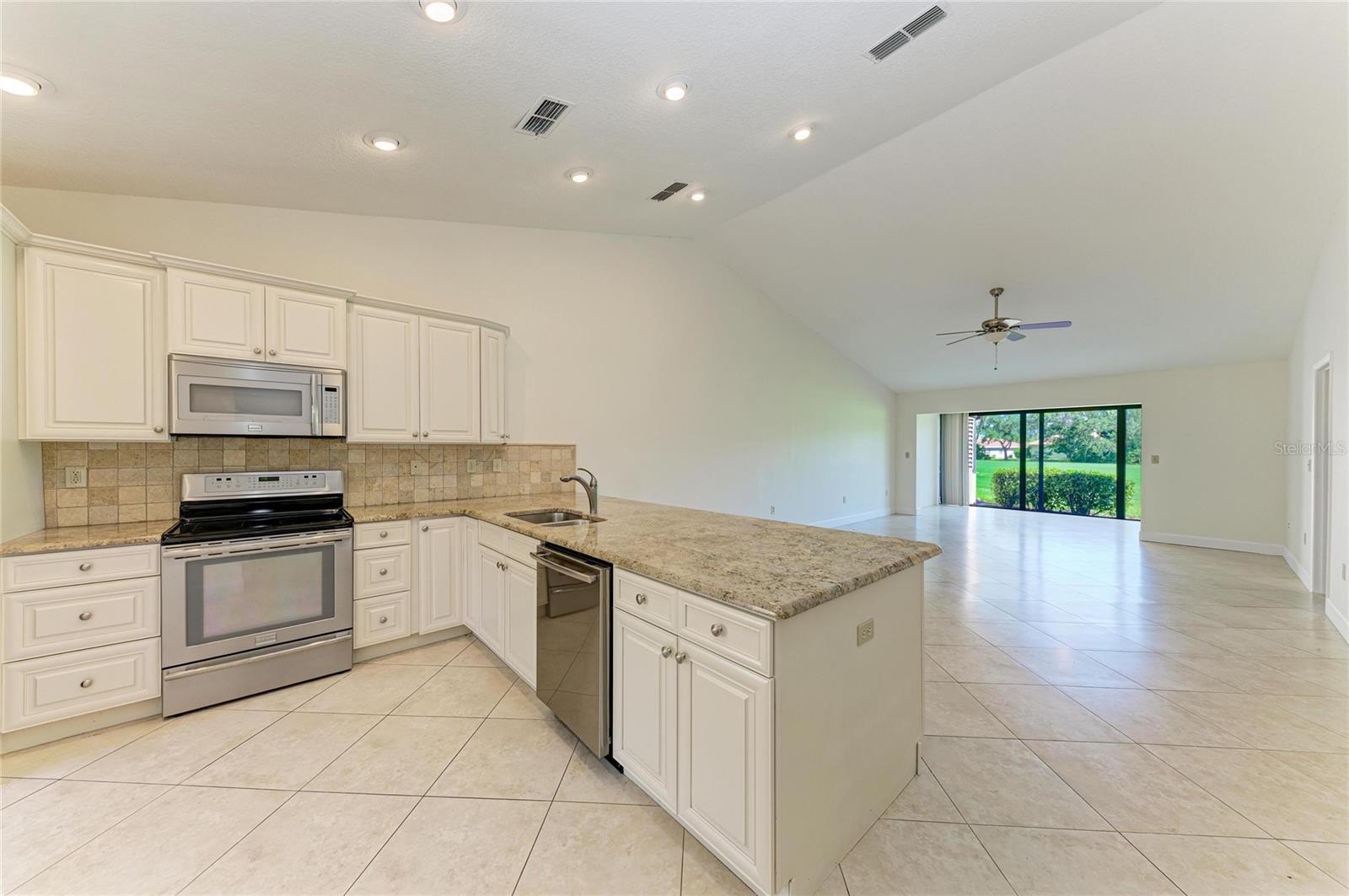 6085 Clubside Dr Property Photo 16