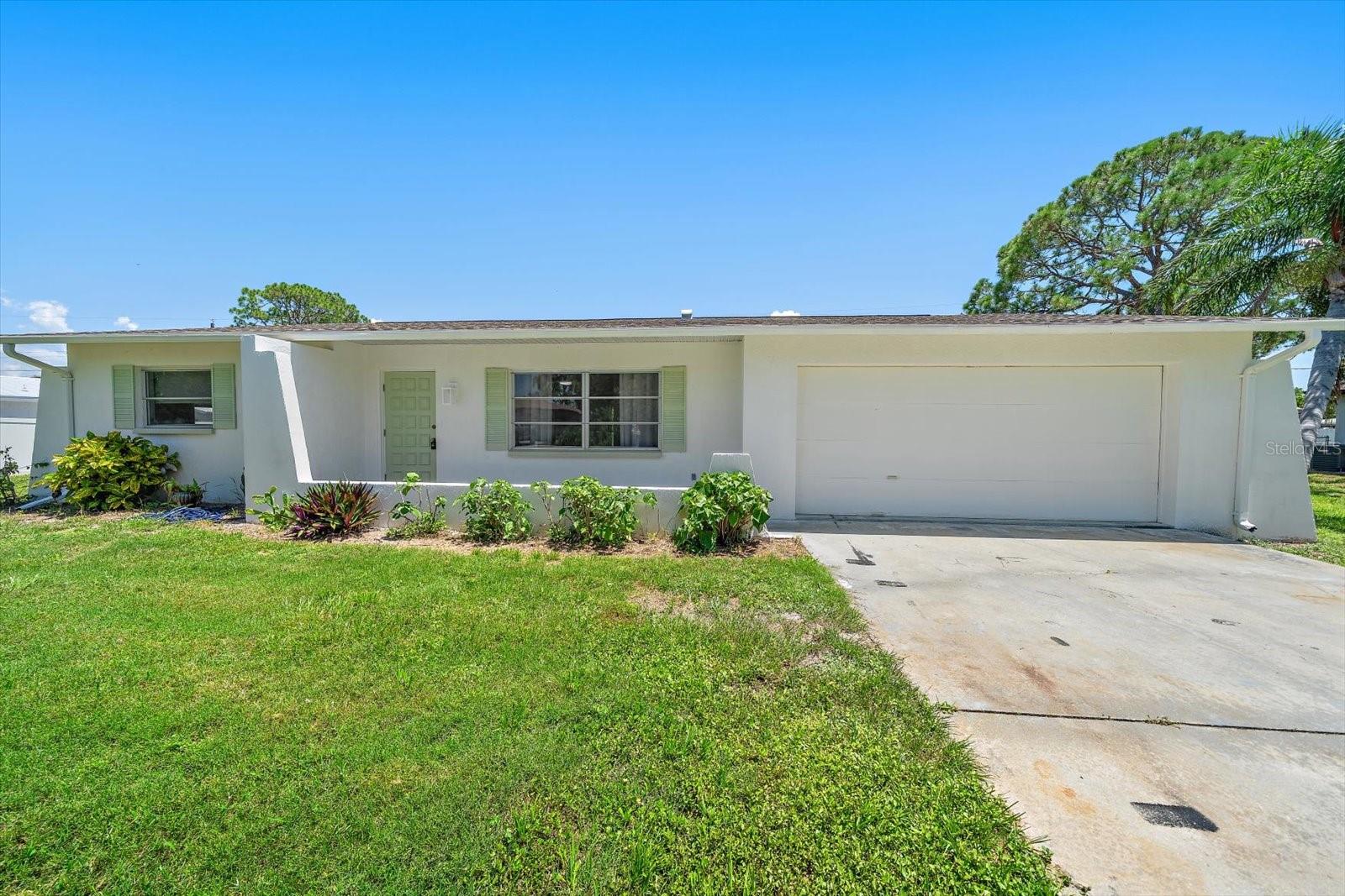 987 QUEEN RD Property Photo 1