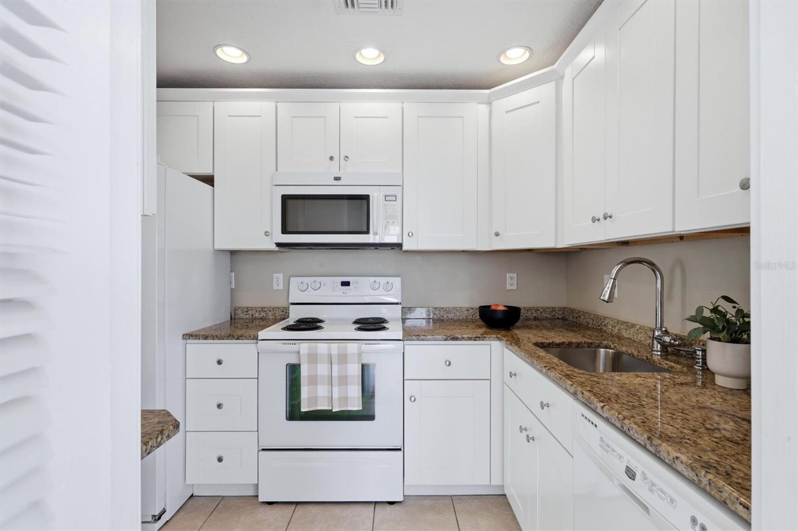 6039 Coral Way Property Photo 4