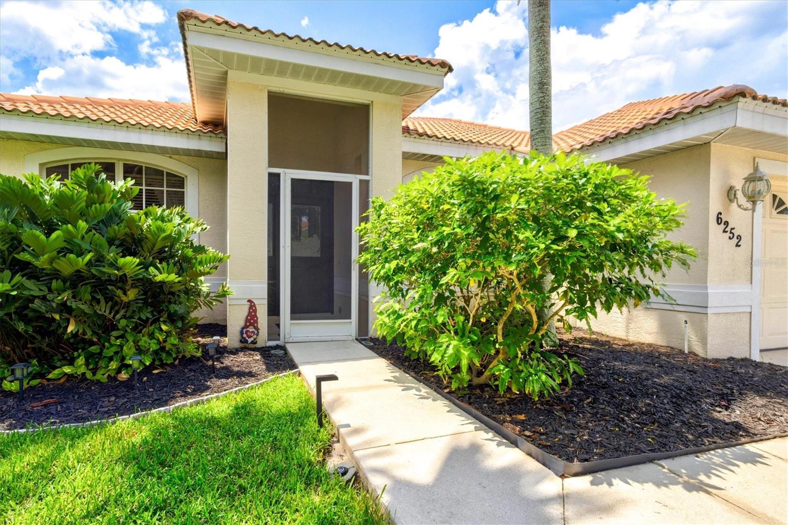 6252 Donnington Ct Property Photo 4