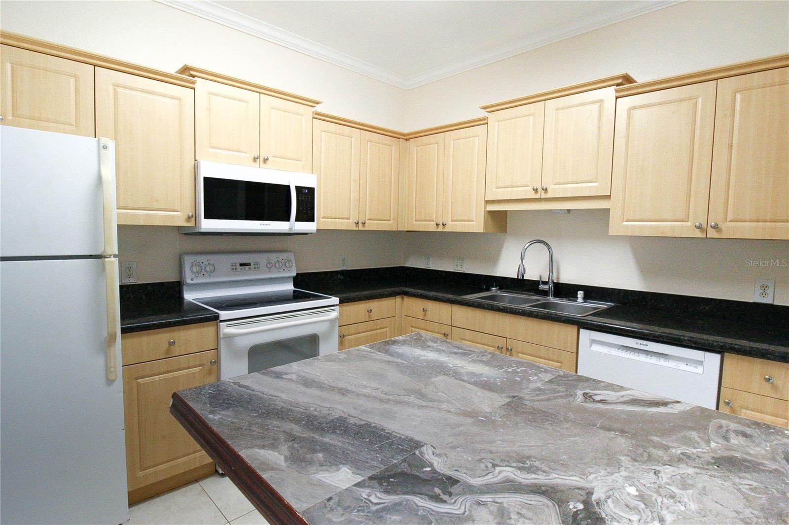 7728 Plantation Cir Property Photo 3