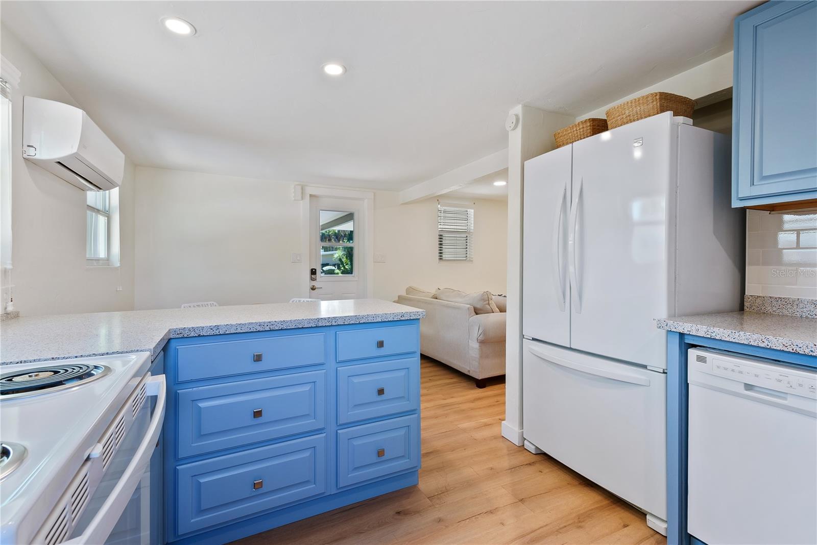 2311 Waldemere St #b Property Photo 5