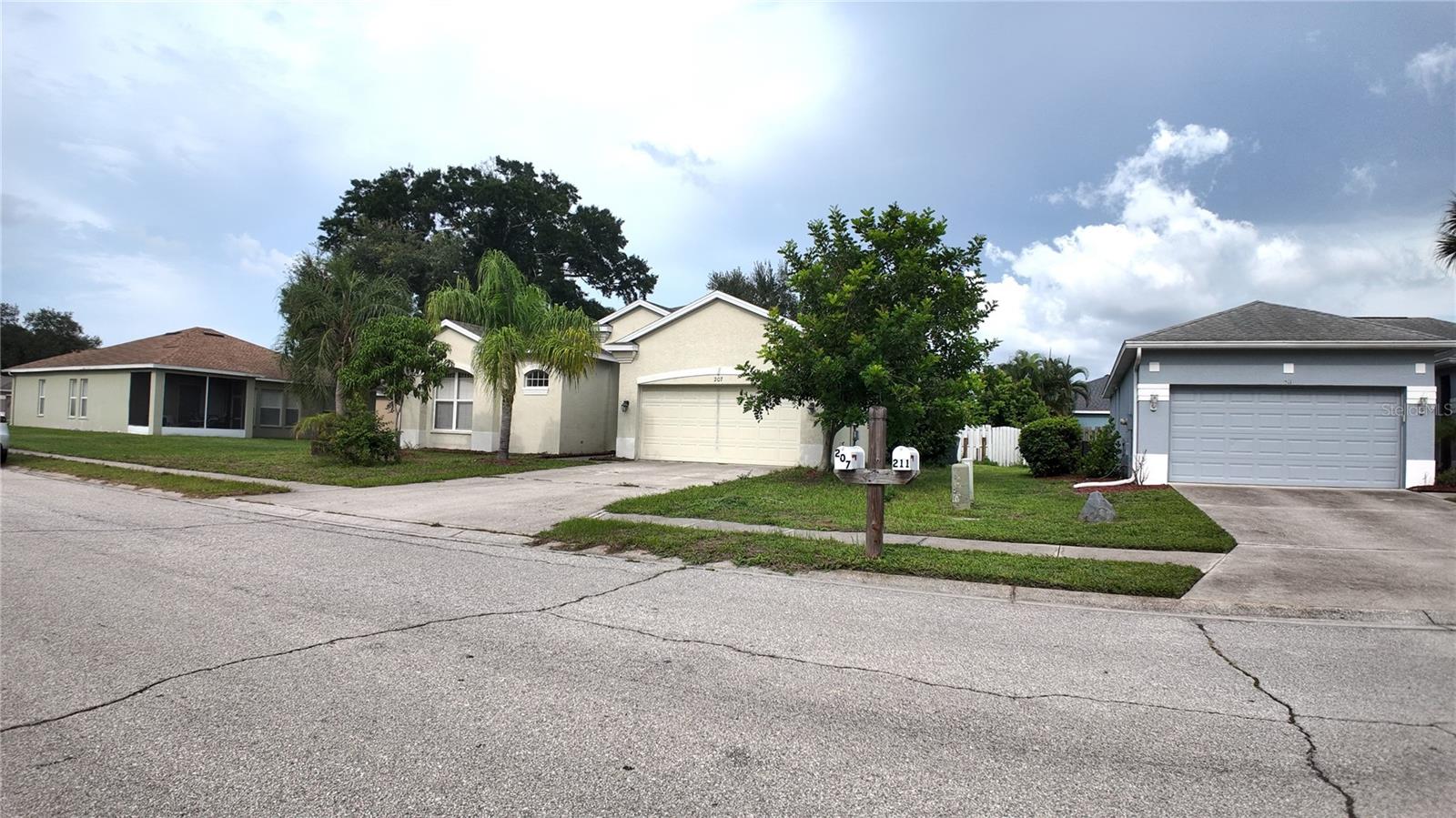207 39th St E Property Photo 1